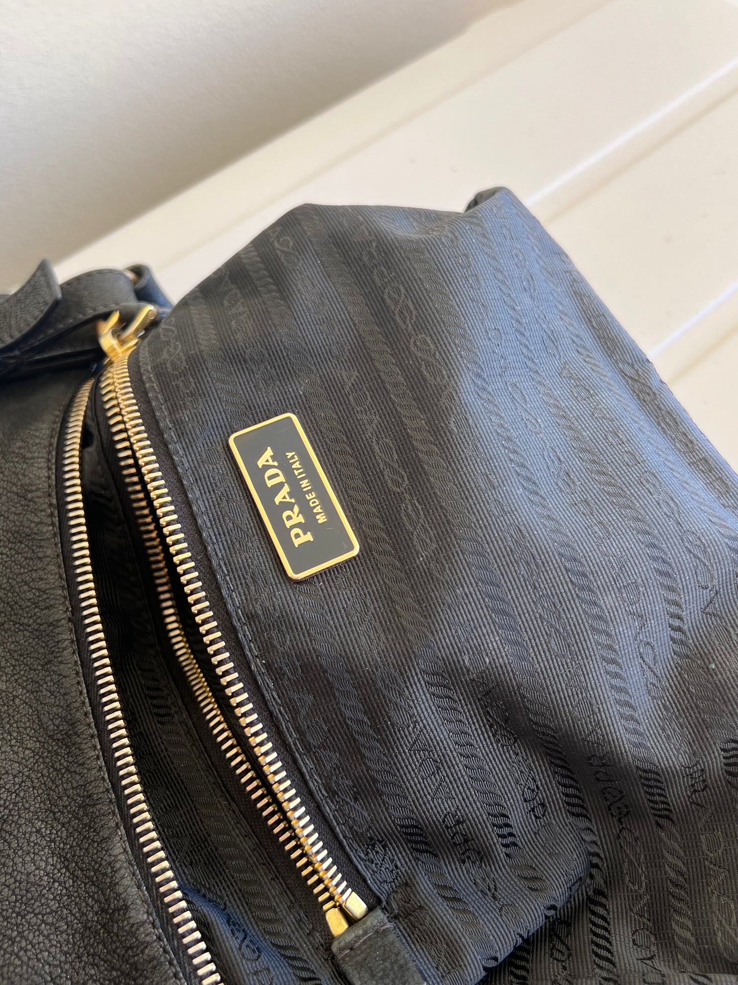 Prada con Tracolla a Catena Intrecciata