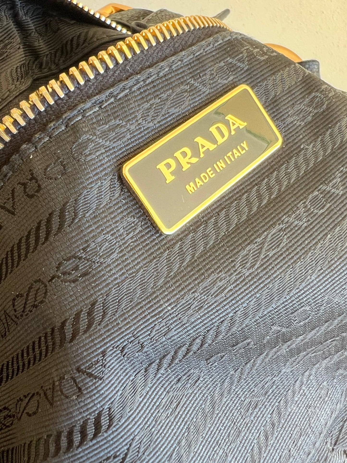 Prada con Tracolla a Catena Intrecciata