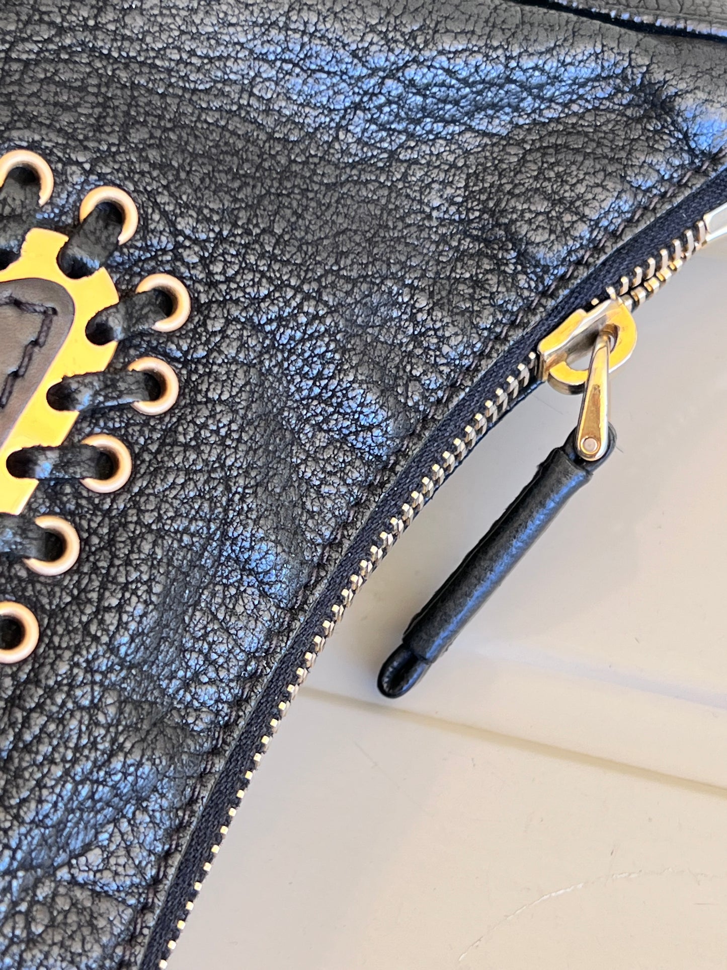 Prada con Tracolla a Catena Intrecciata