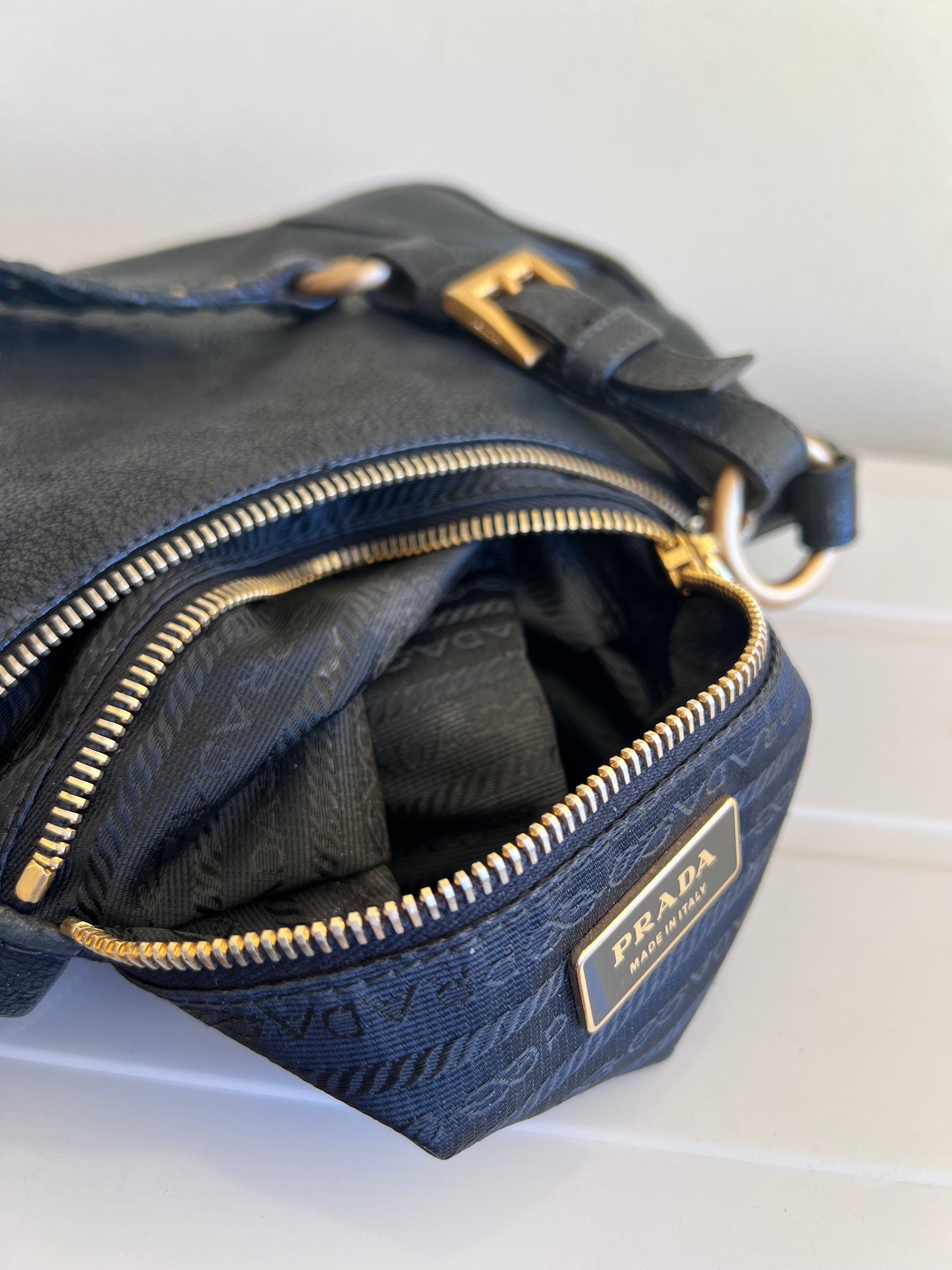 Prada con Tracolla a Catena Intrecciata