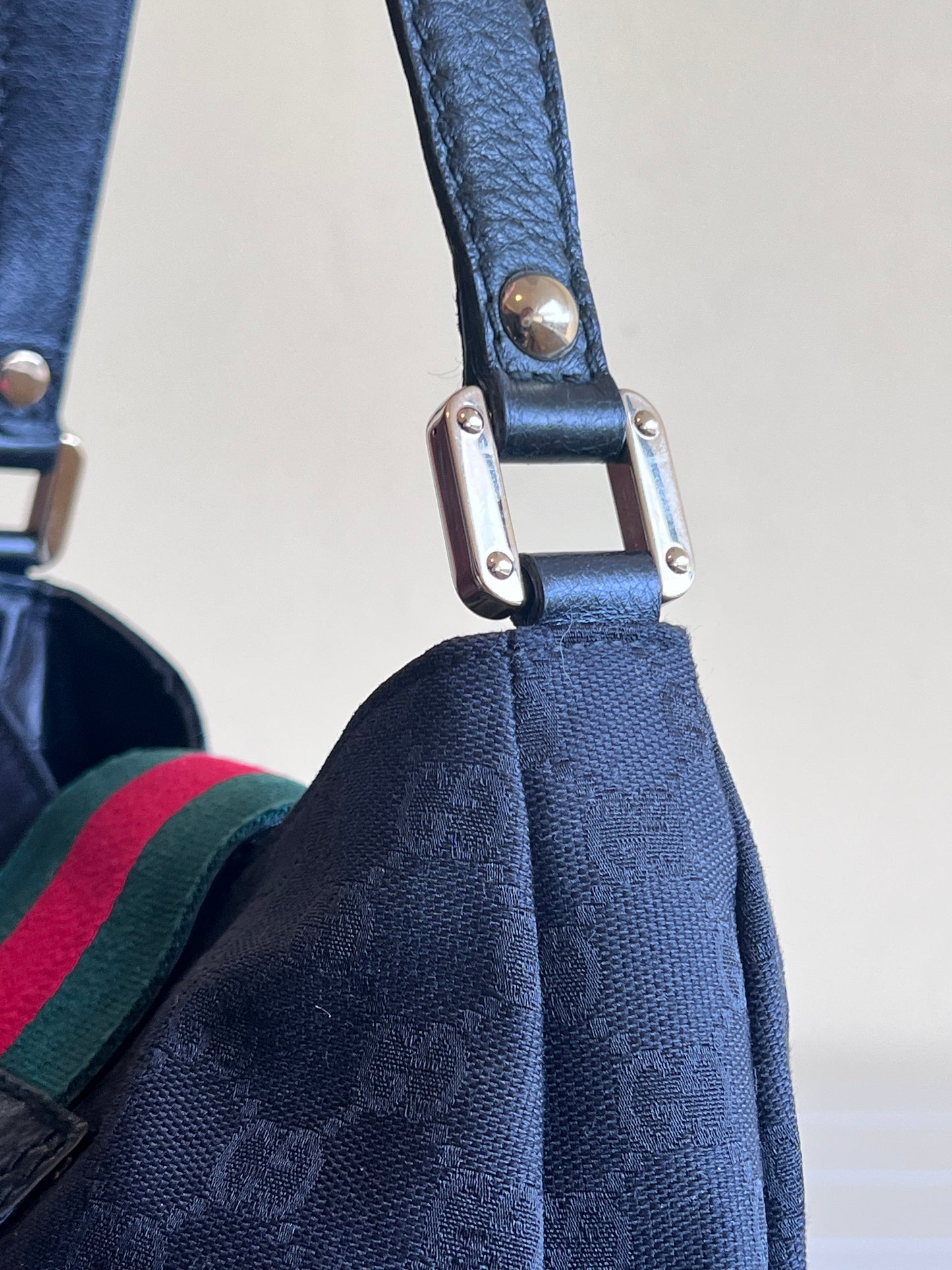 Gucci Hobo magnetic web