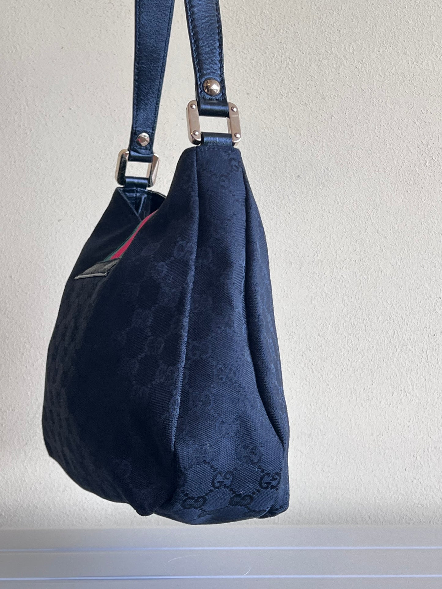 Gucci Hobo magnetic web
