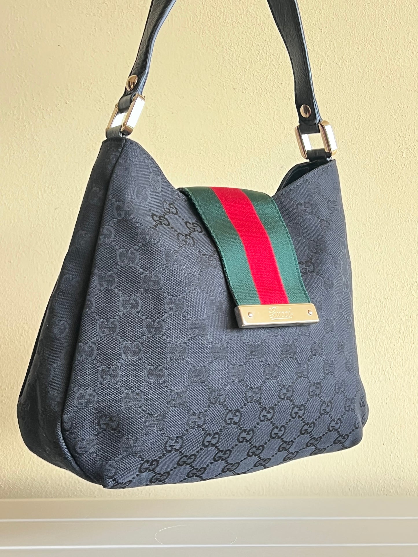 Gucci Hobo magnetic web