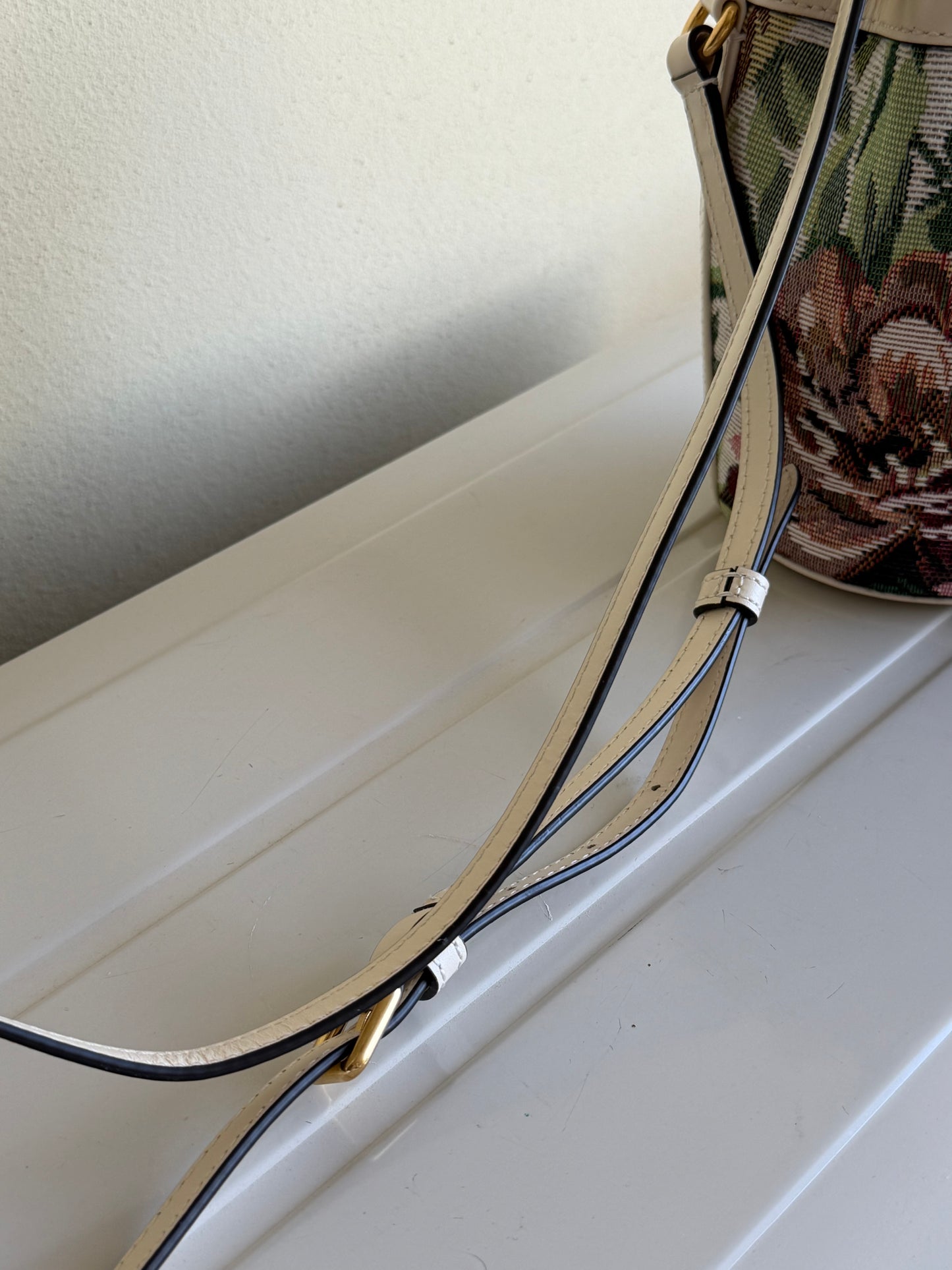 Valentino Garavani VLogo Signature mini bucket