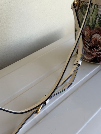 Valentino Garavani VLogo Signature mini bucket