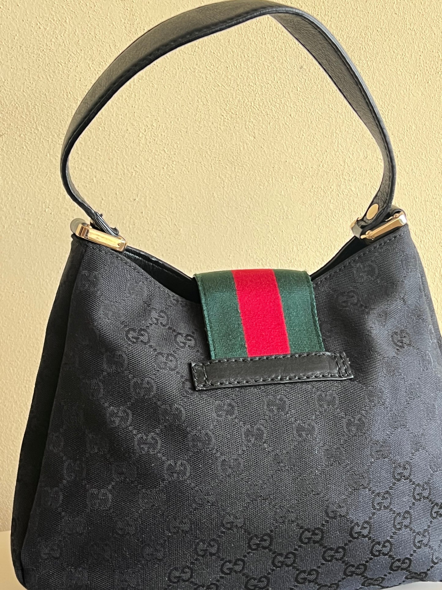 Gucci Hobo magnetic web