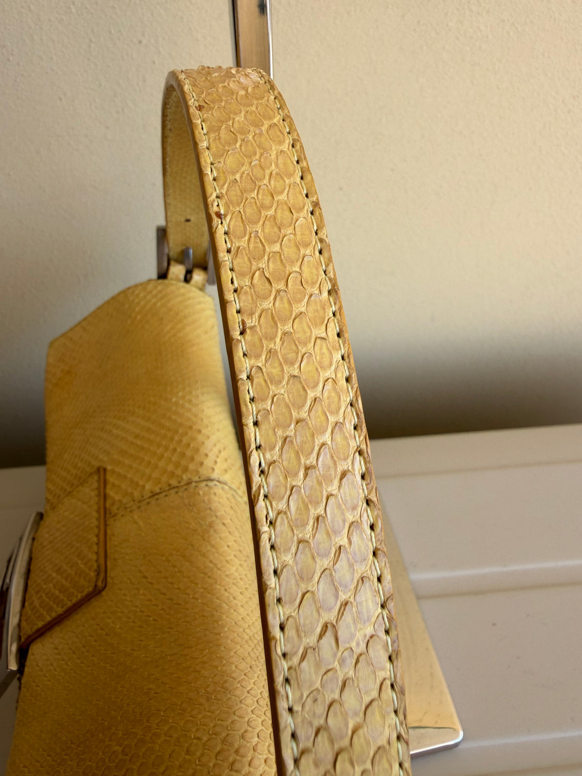 Fendi baguette pelle di pitone gialla