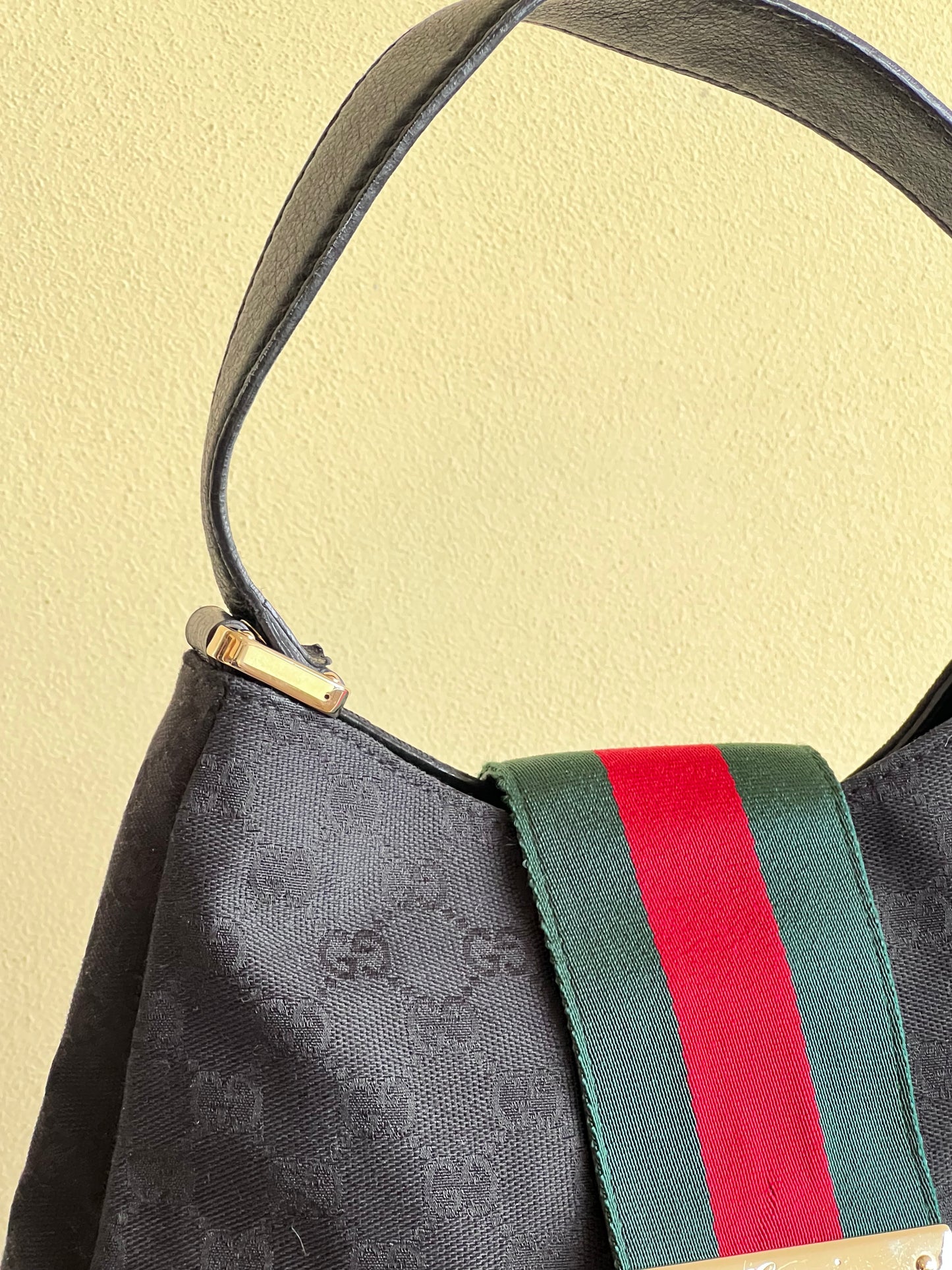Gucci Hobo magnetic web