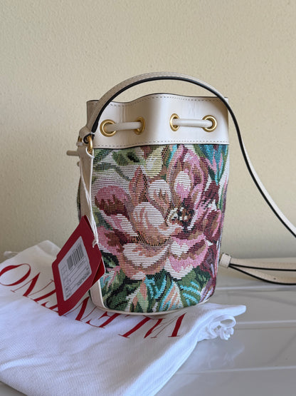 Valentino Garavani VLogo Signature mini bucket