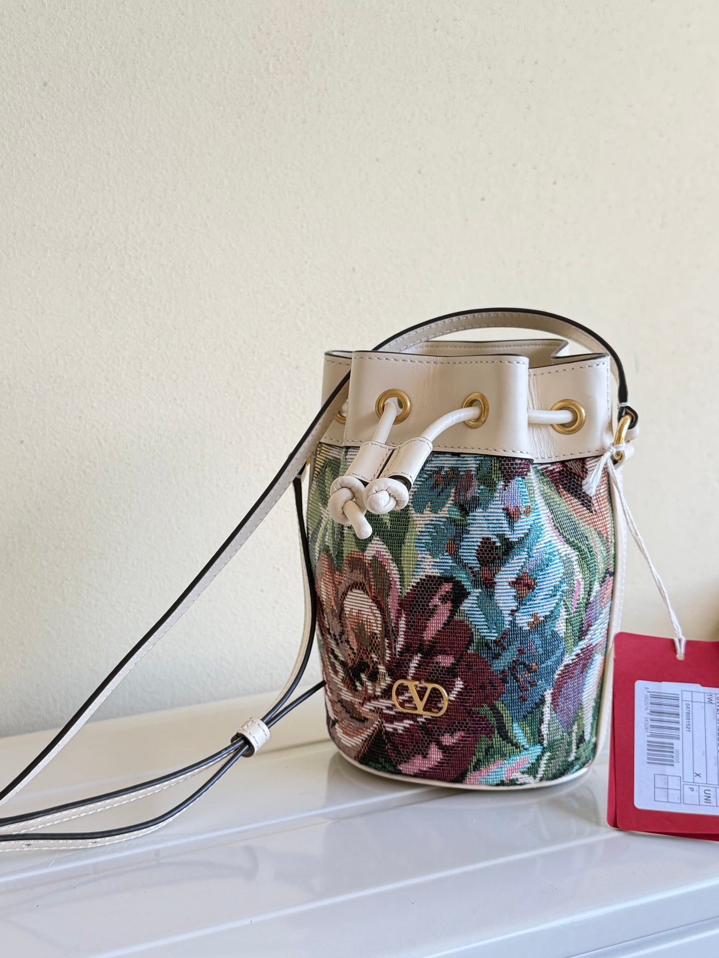 Valentino Garavani VLogo Signature mini bucket