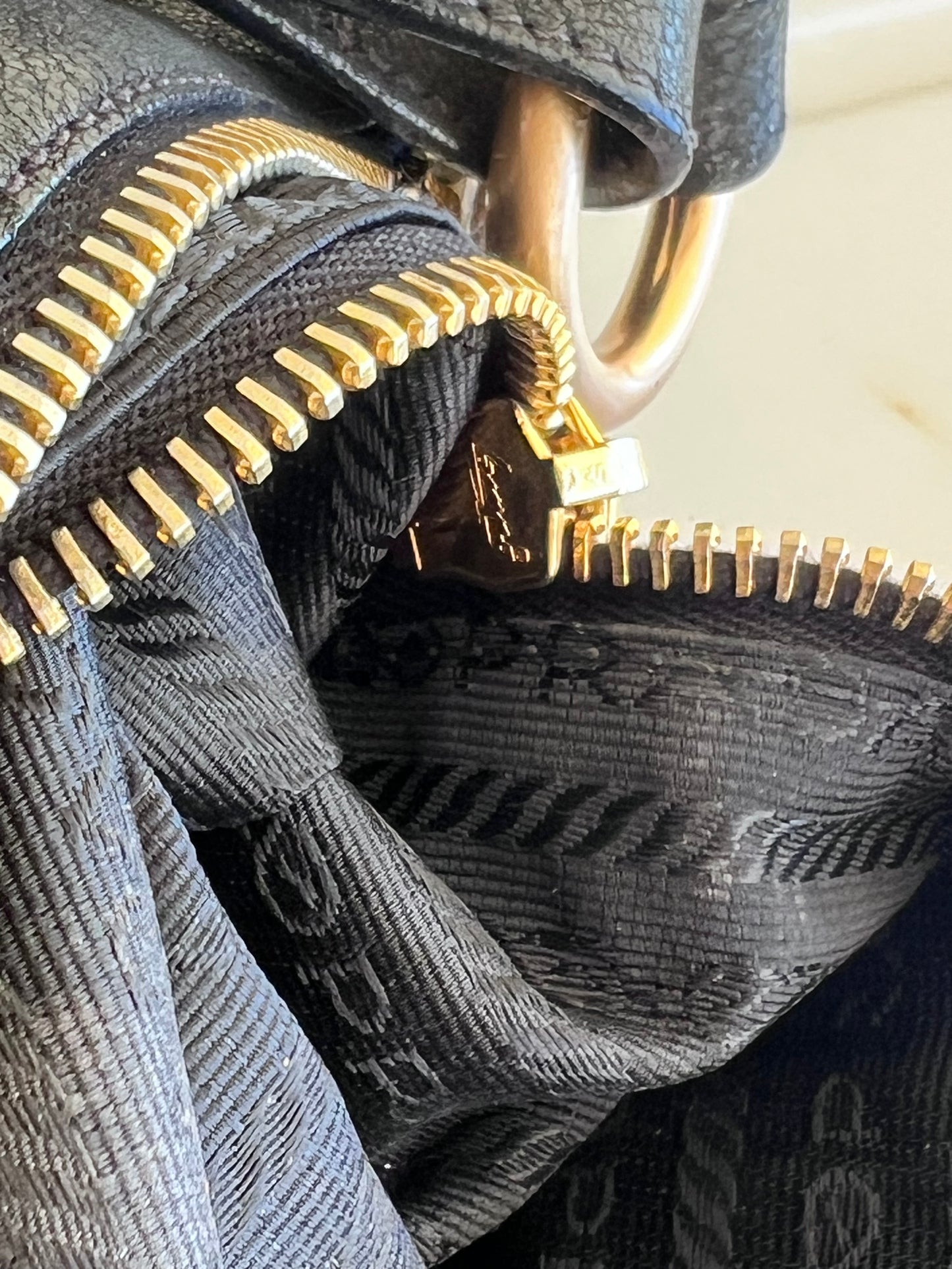 Prada con Tracolla a Catena Intrecciata