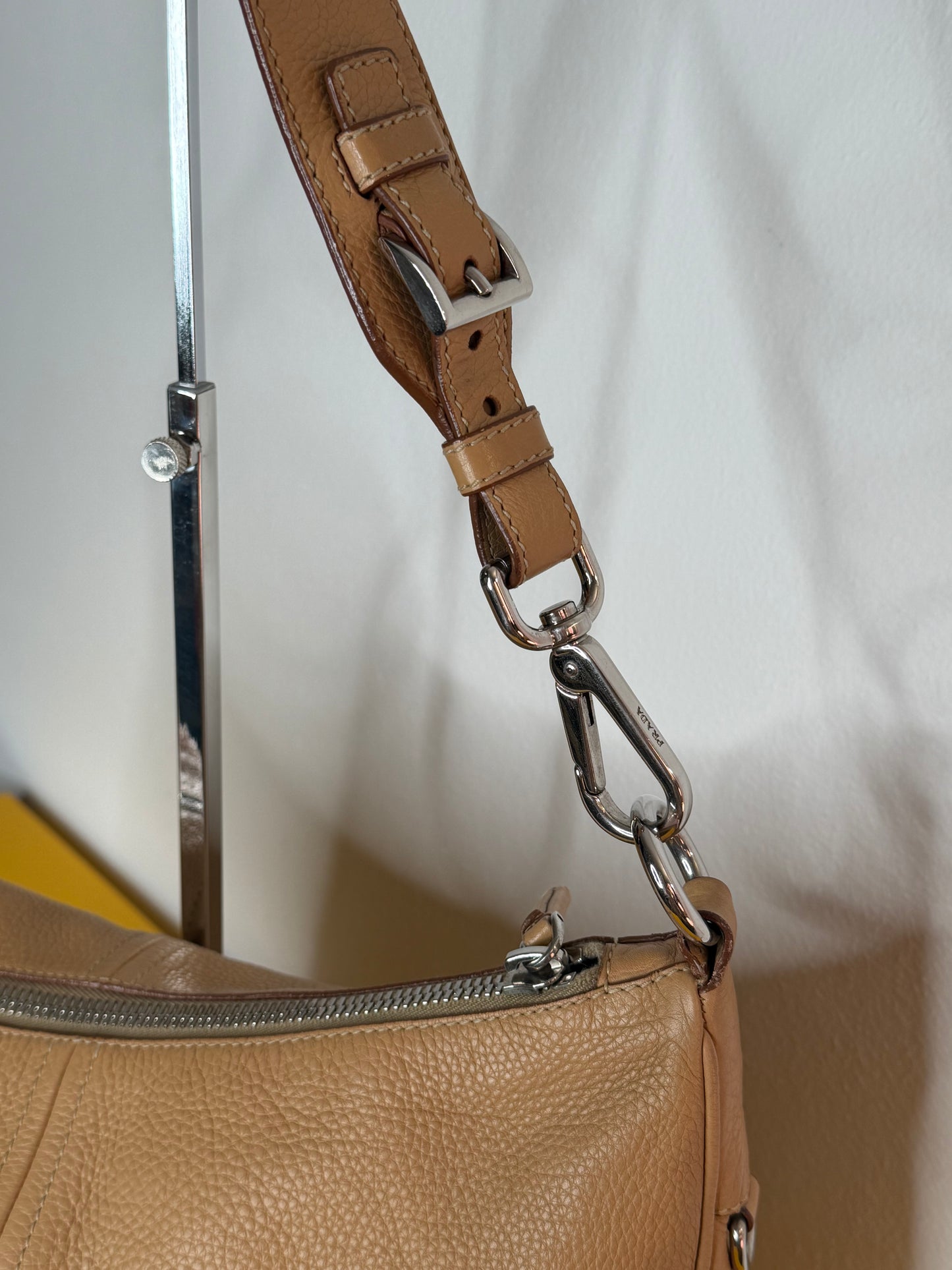 Prada spalla mezzaluna beige