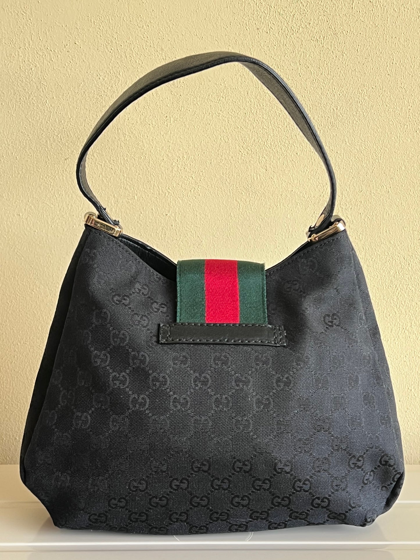 Gucci Hobo magnetic web