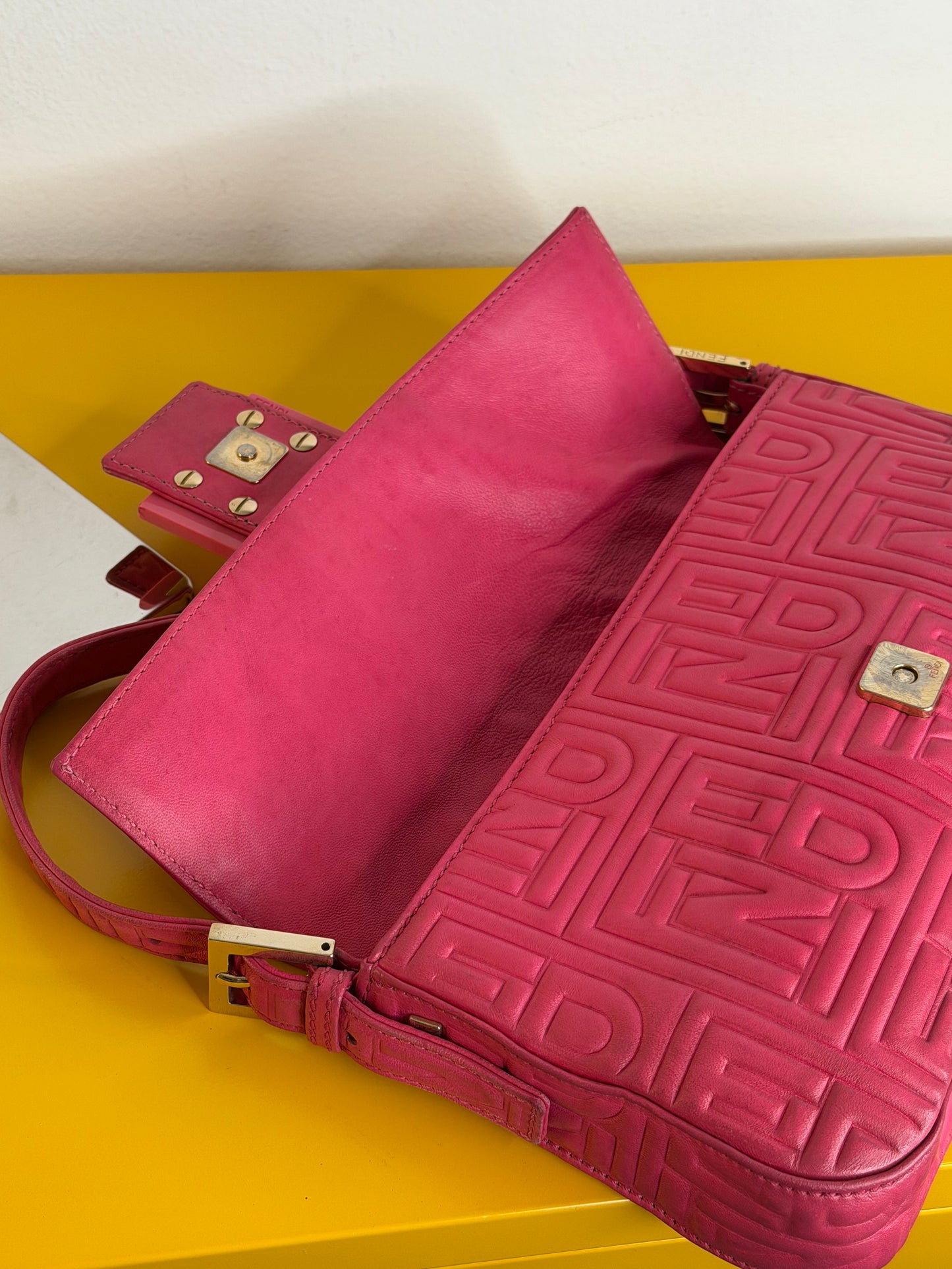 Fendi Baguette Fuxia