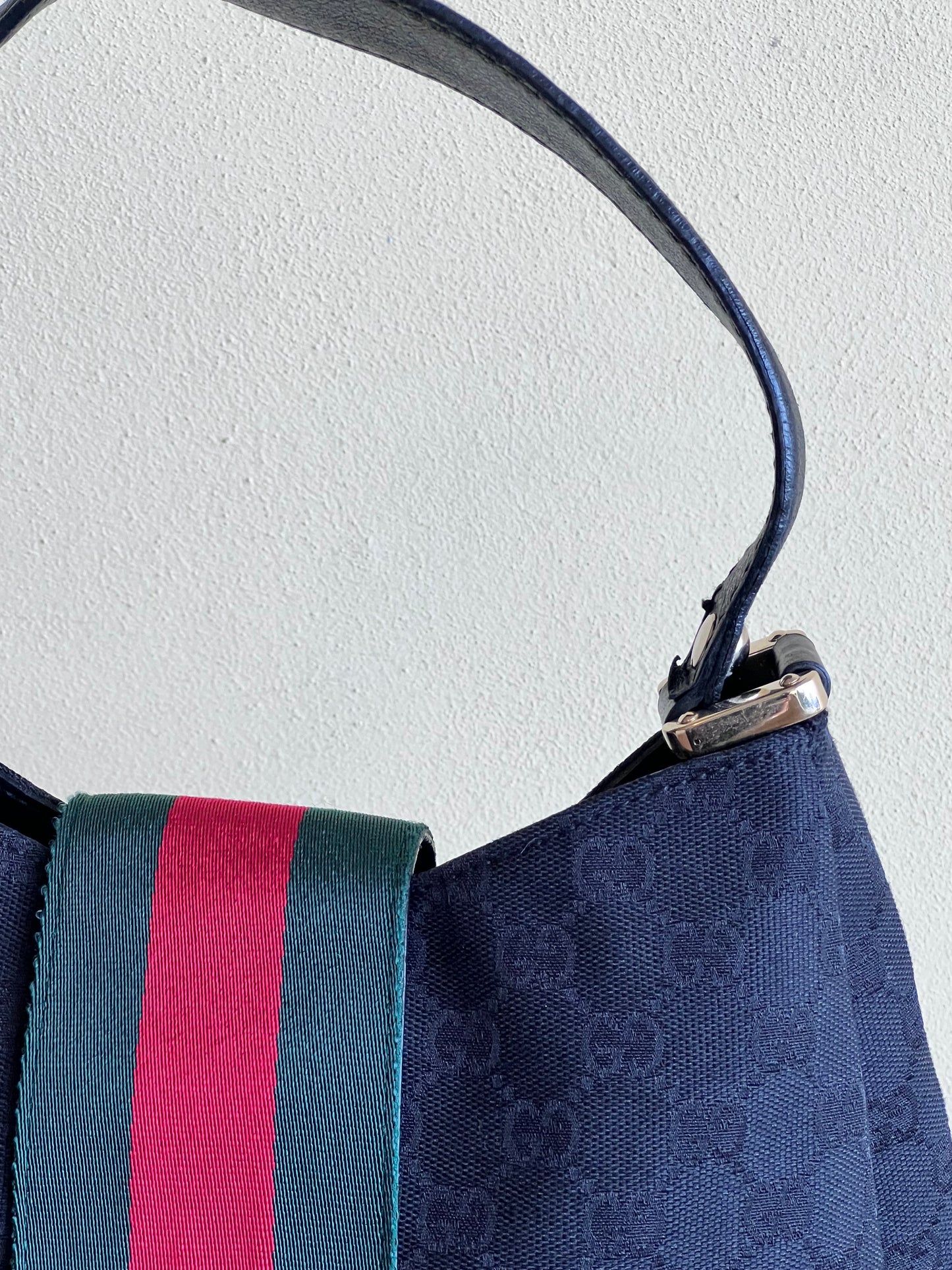 Gucci Hobo magnetic web