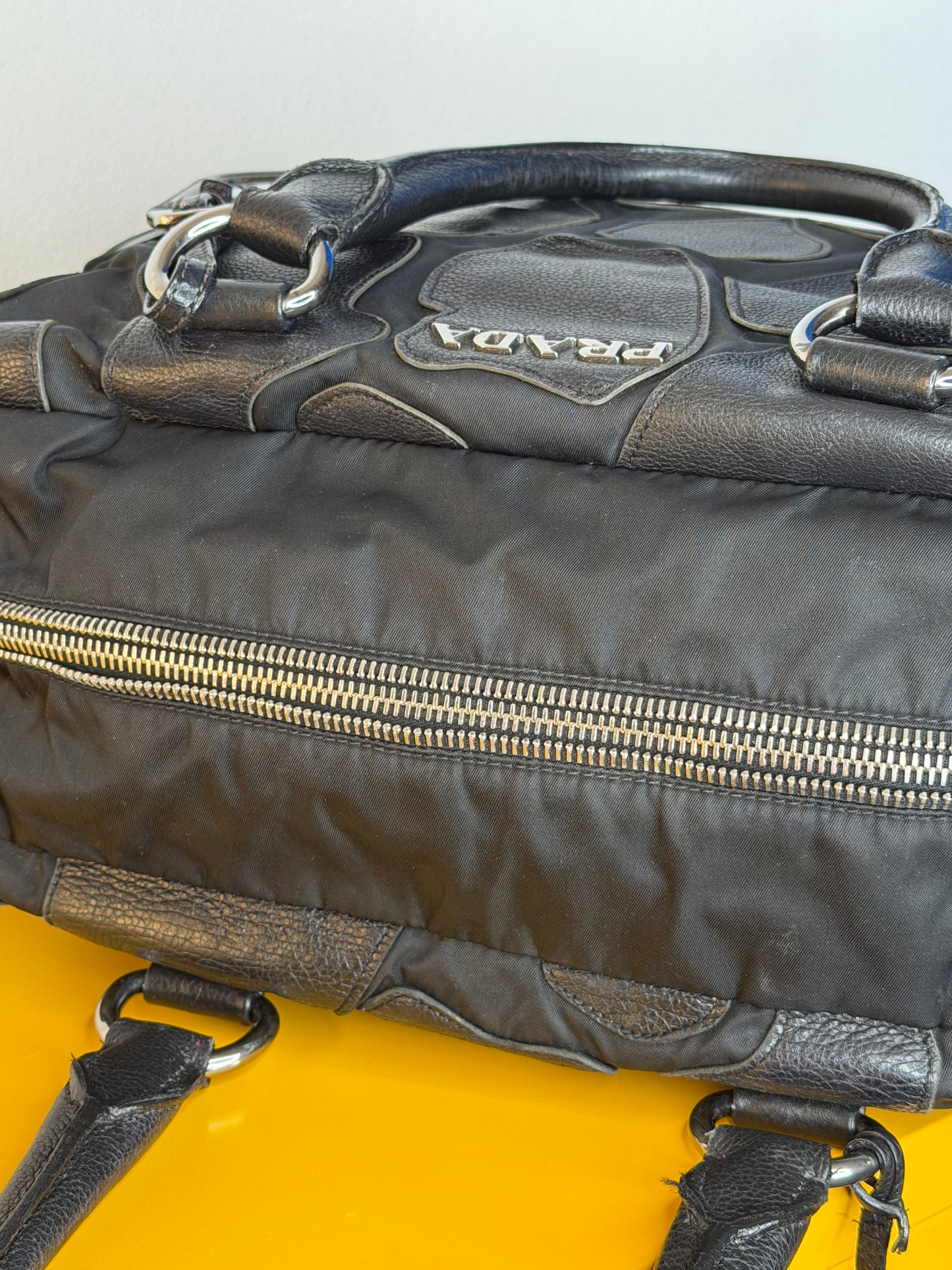 Prada nera Boston