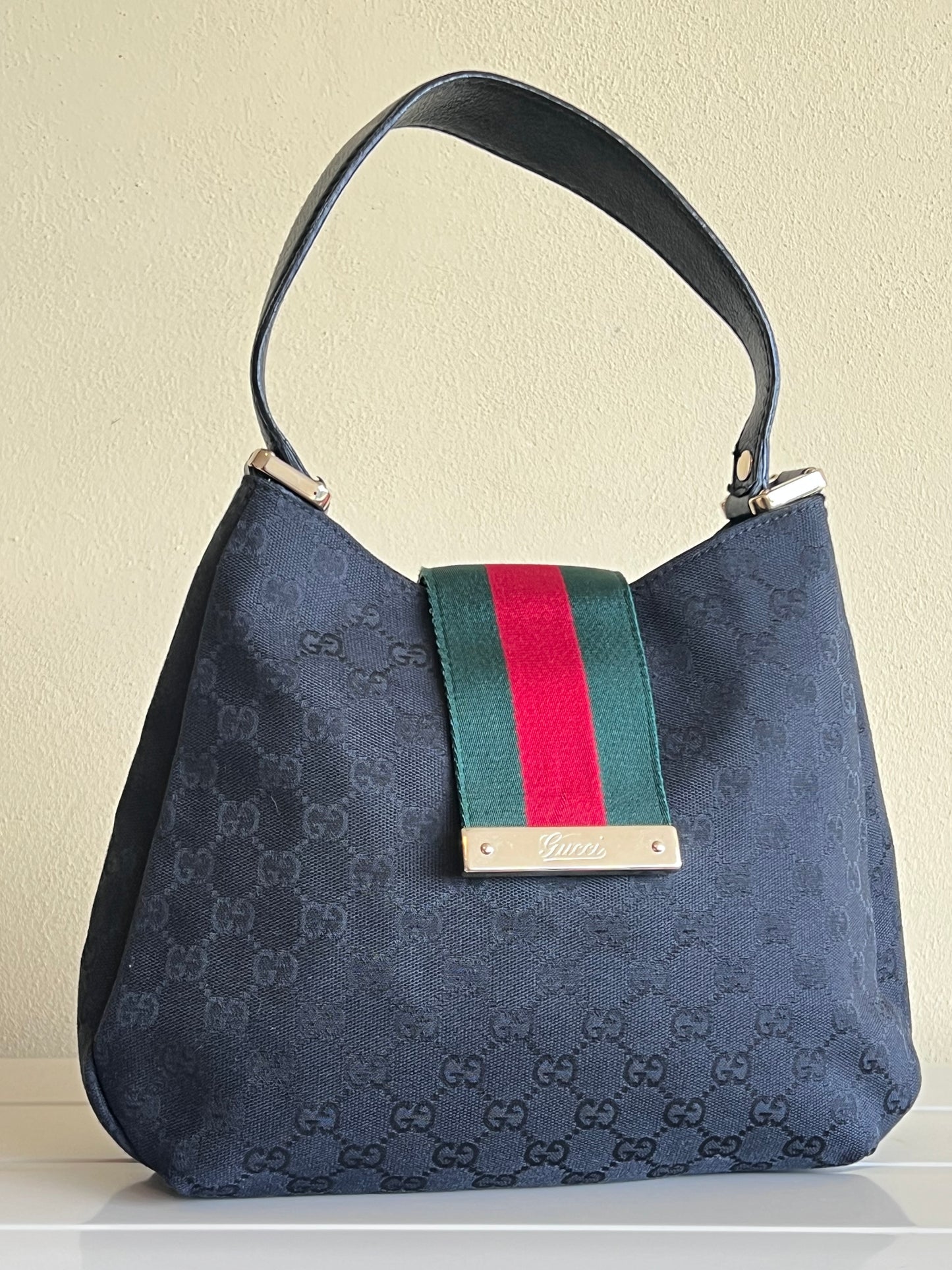 Gucci Hobo magnetic web