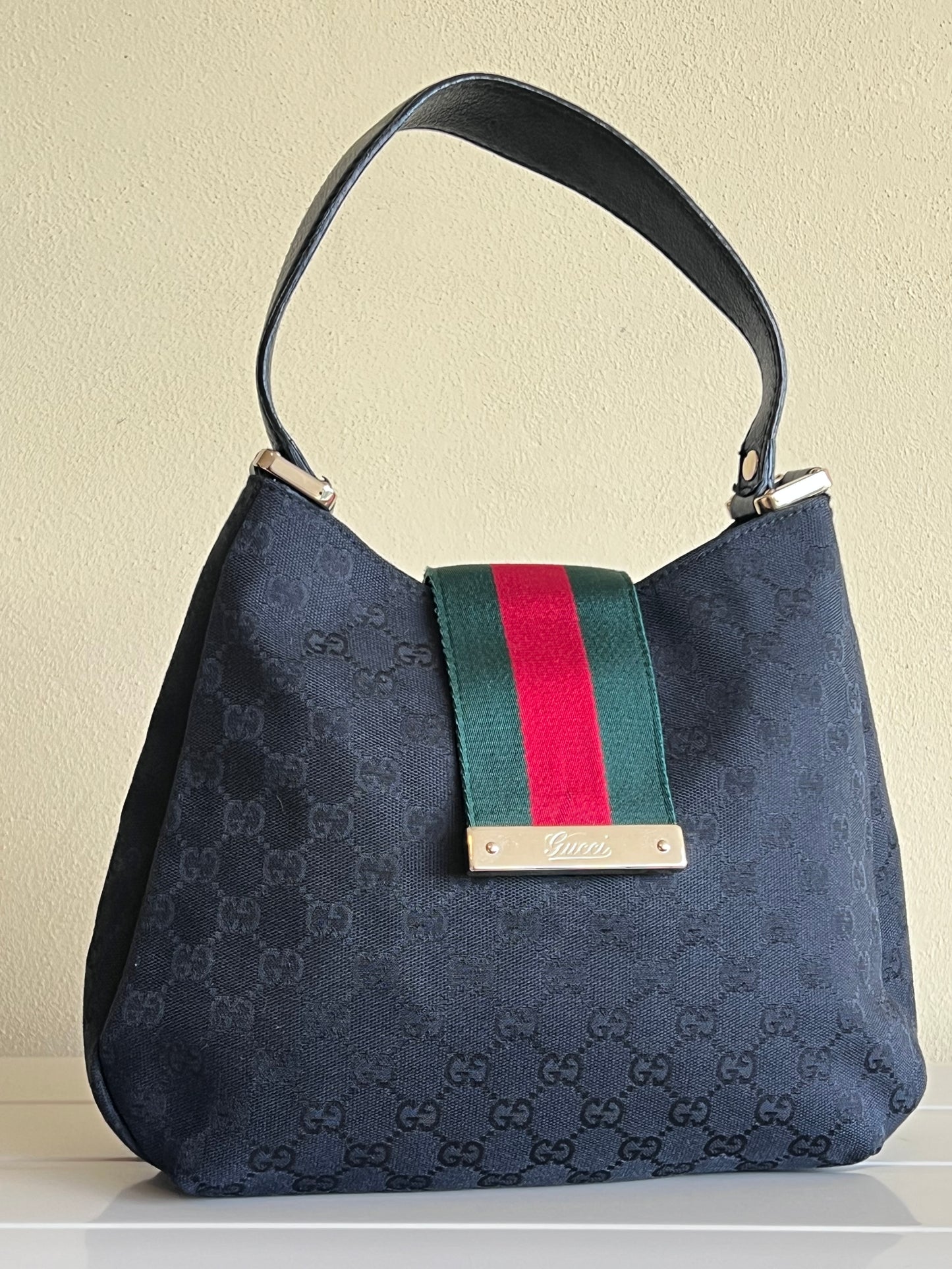 Gucci Hobo magnetic web