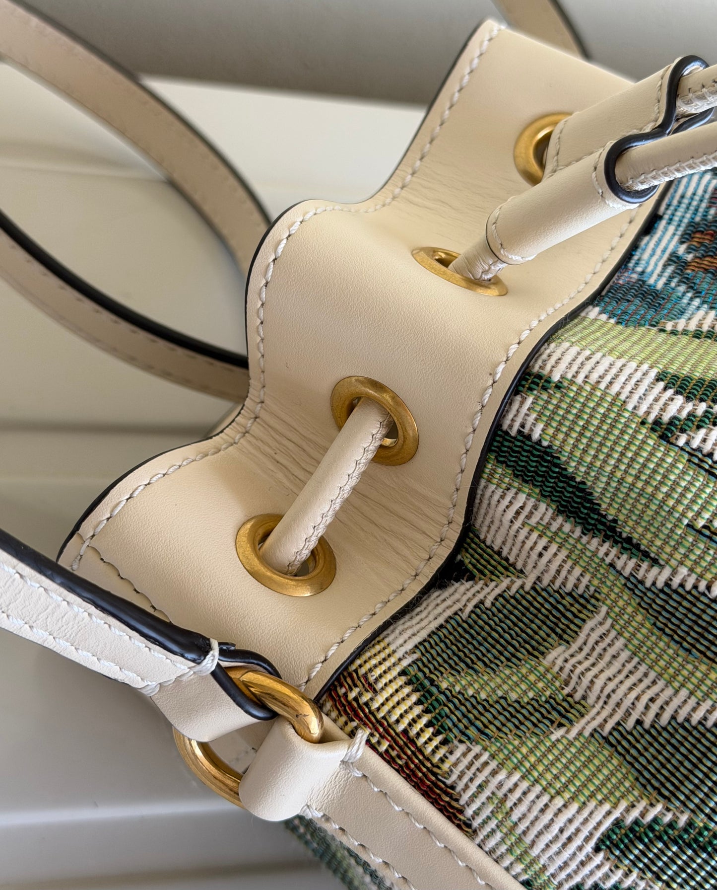 Valentino Garavani VLogo Signature mini bucket