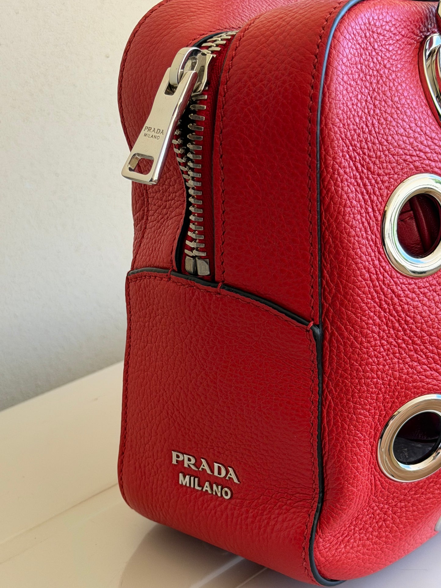 Prada con Catena Grommet