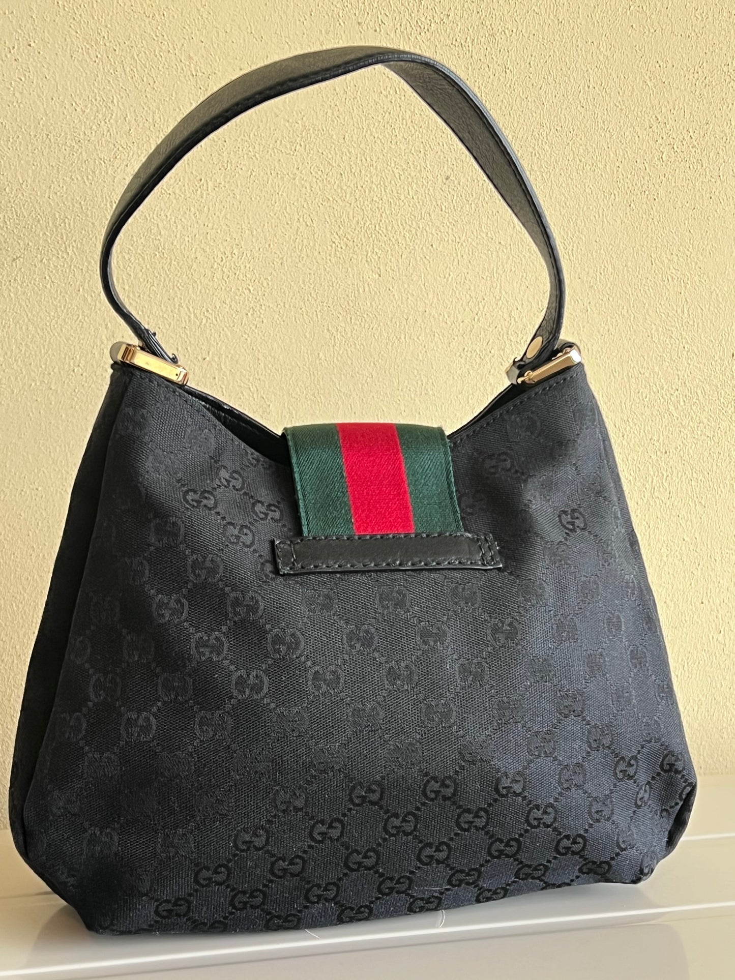 Gucci Hobo magnetic web