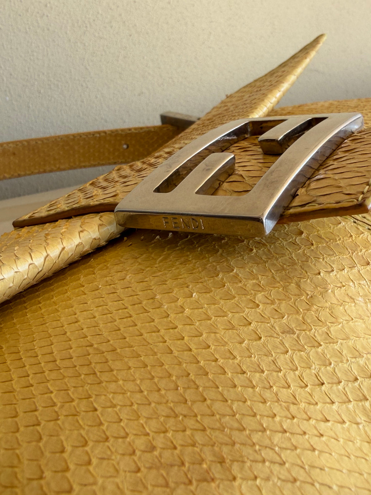 Fendi baguette pelle di pitone gialla