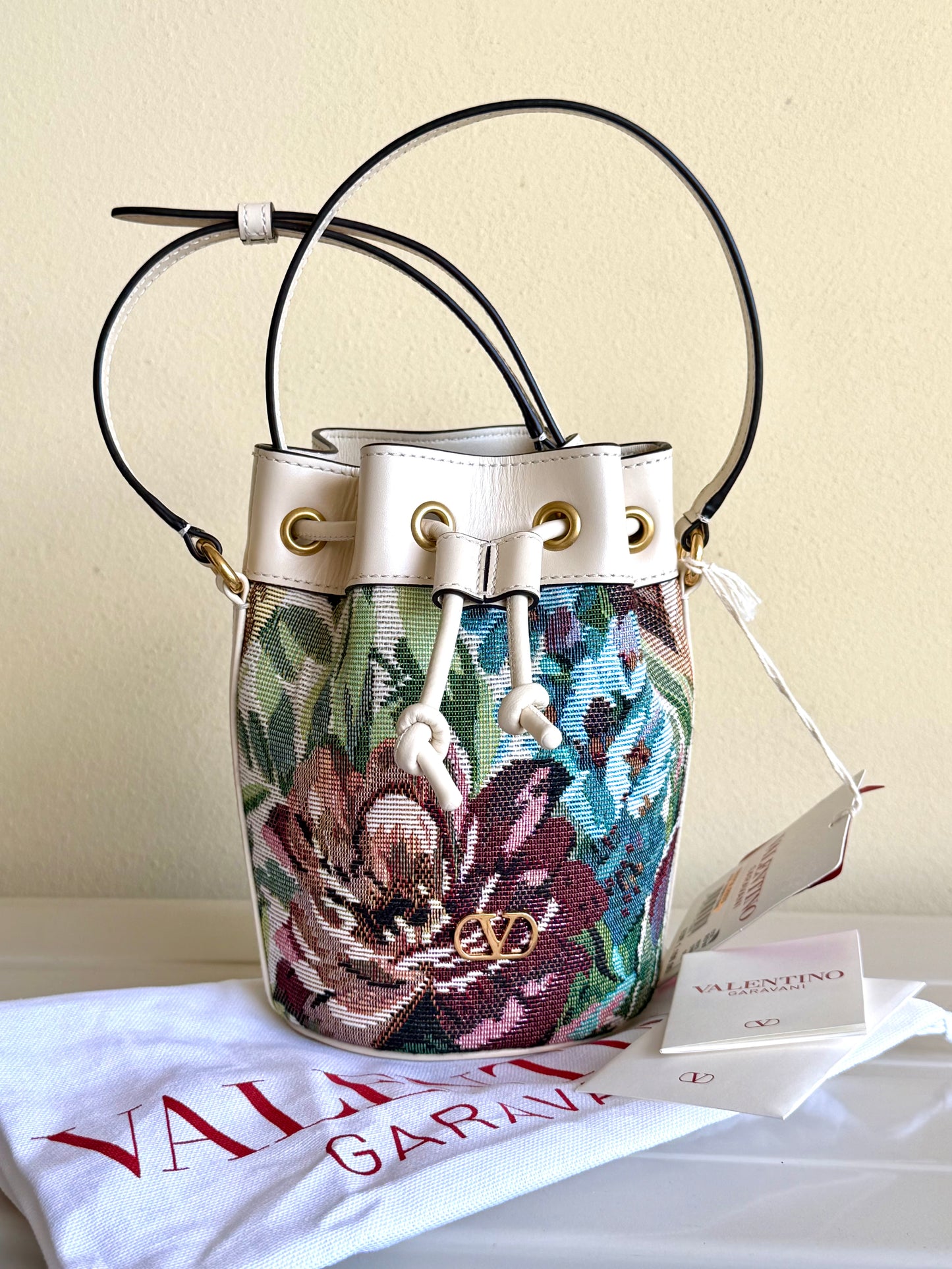 Valentino Garavani VLogo Signature mini bucket