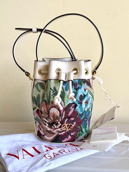 Valentino Garavani VLogo Signature mini bucket