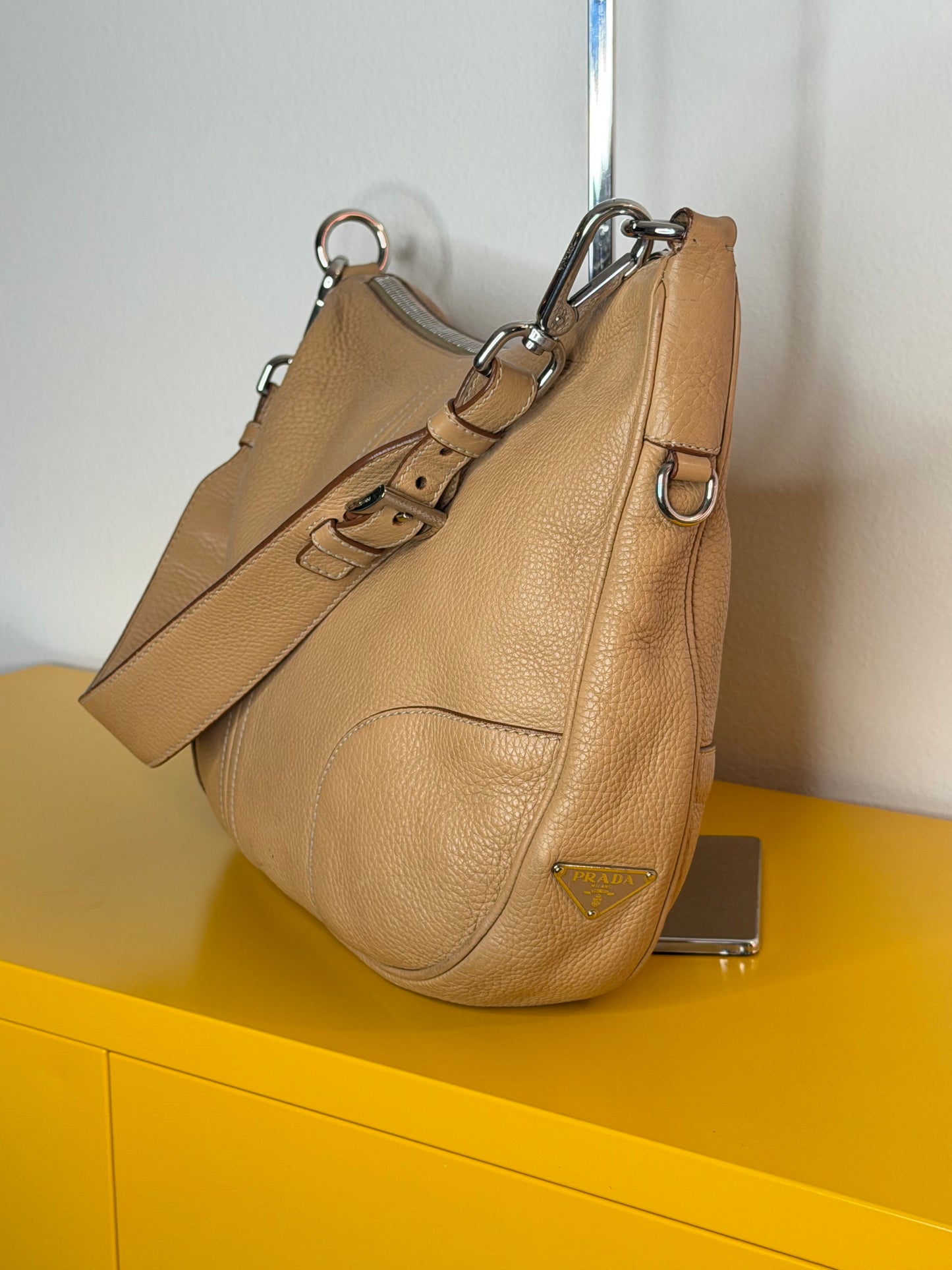 Prada spalla mezzaluna beige