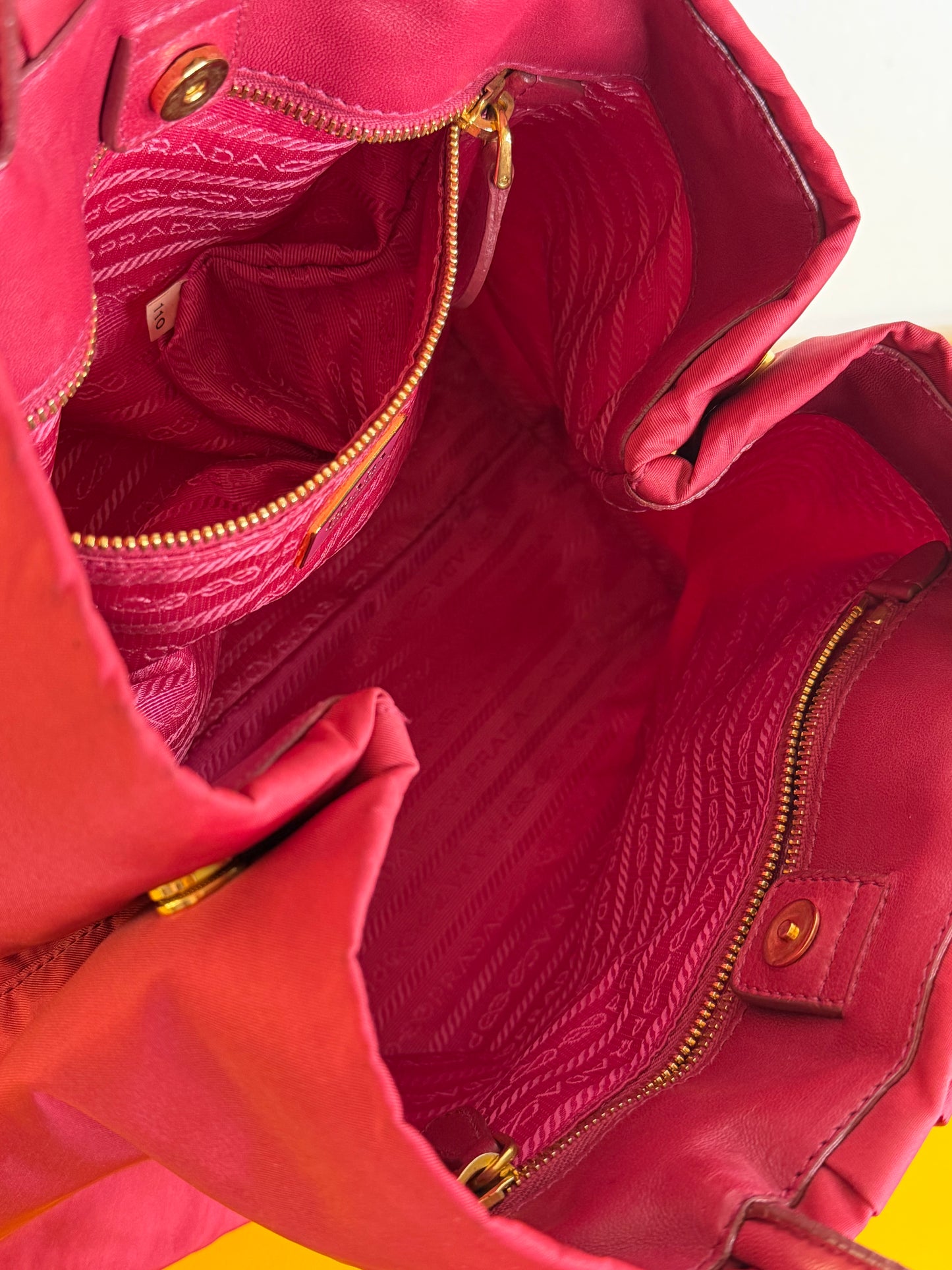 Prada in Nylon Ibisco(rosso fragola)