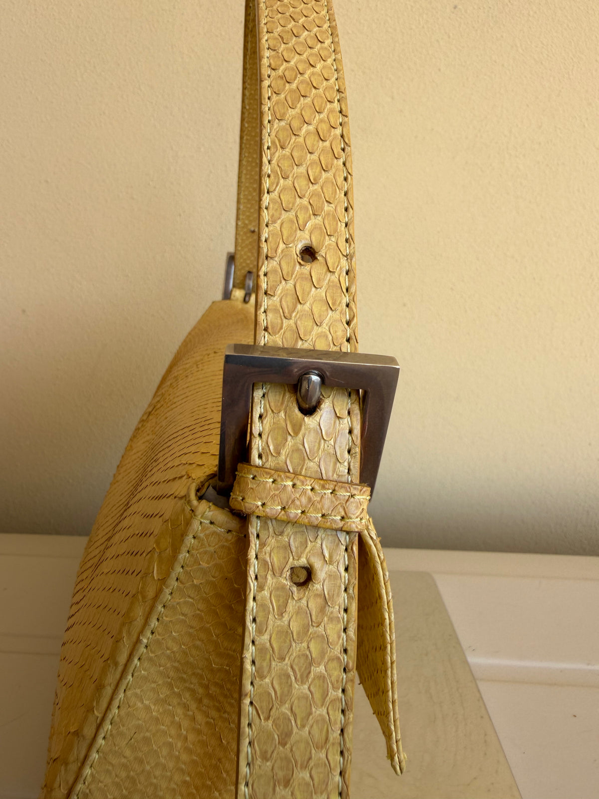 Fendi baguette pelle di pitone gialla