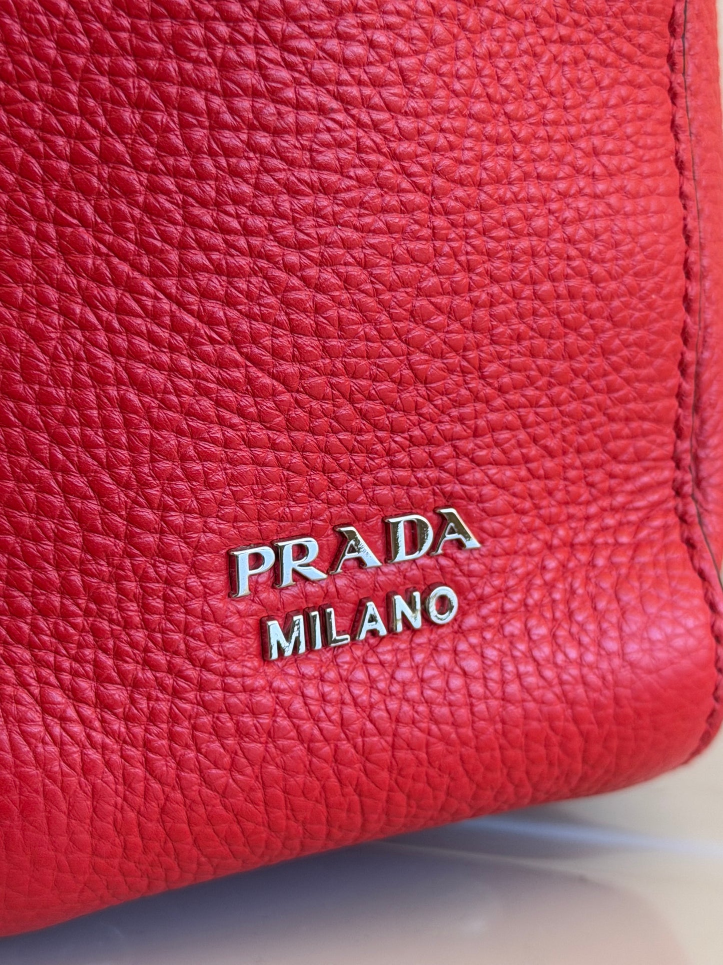Prada con Catena Grommet