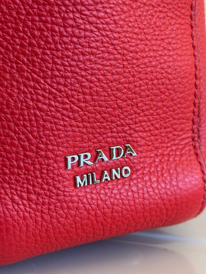 Prada con Catena Grommet