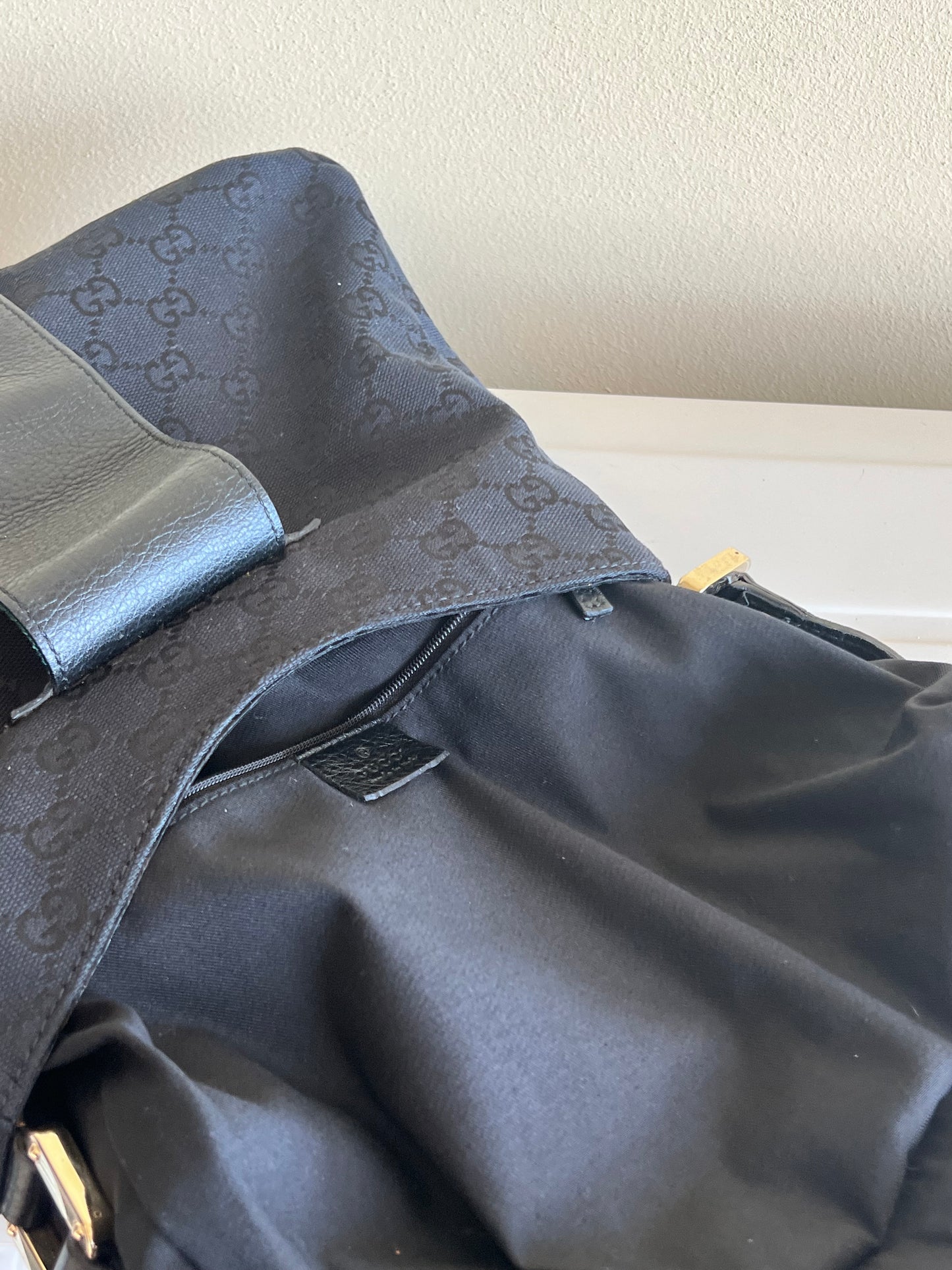 Gucci Hobo magnetic web