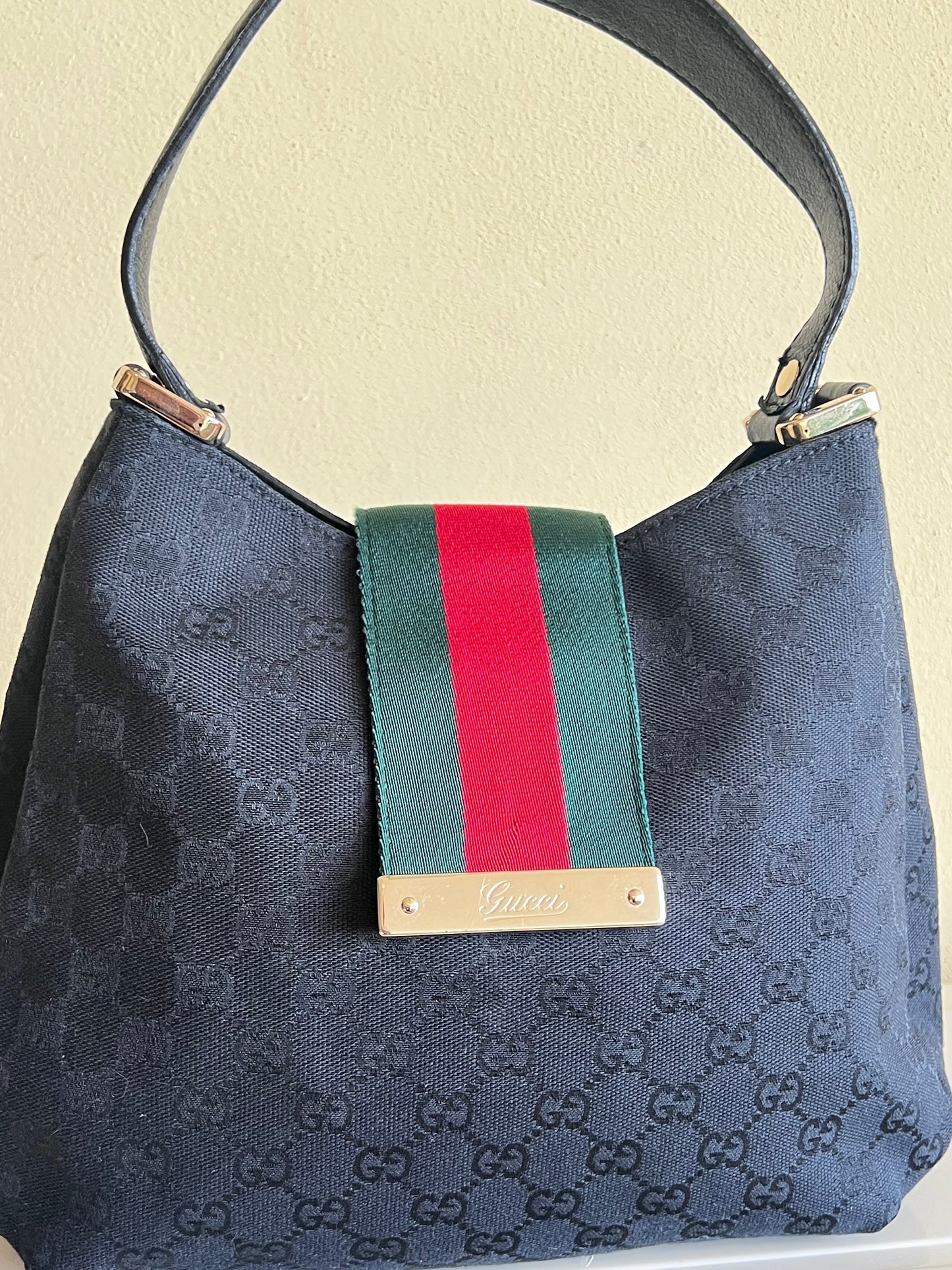 Gucci Hobo magnetic web