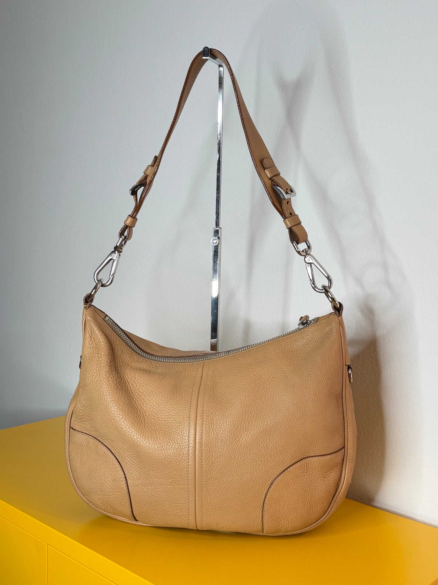 Prada spalla mezzaluna beige