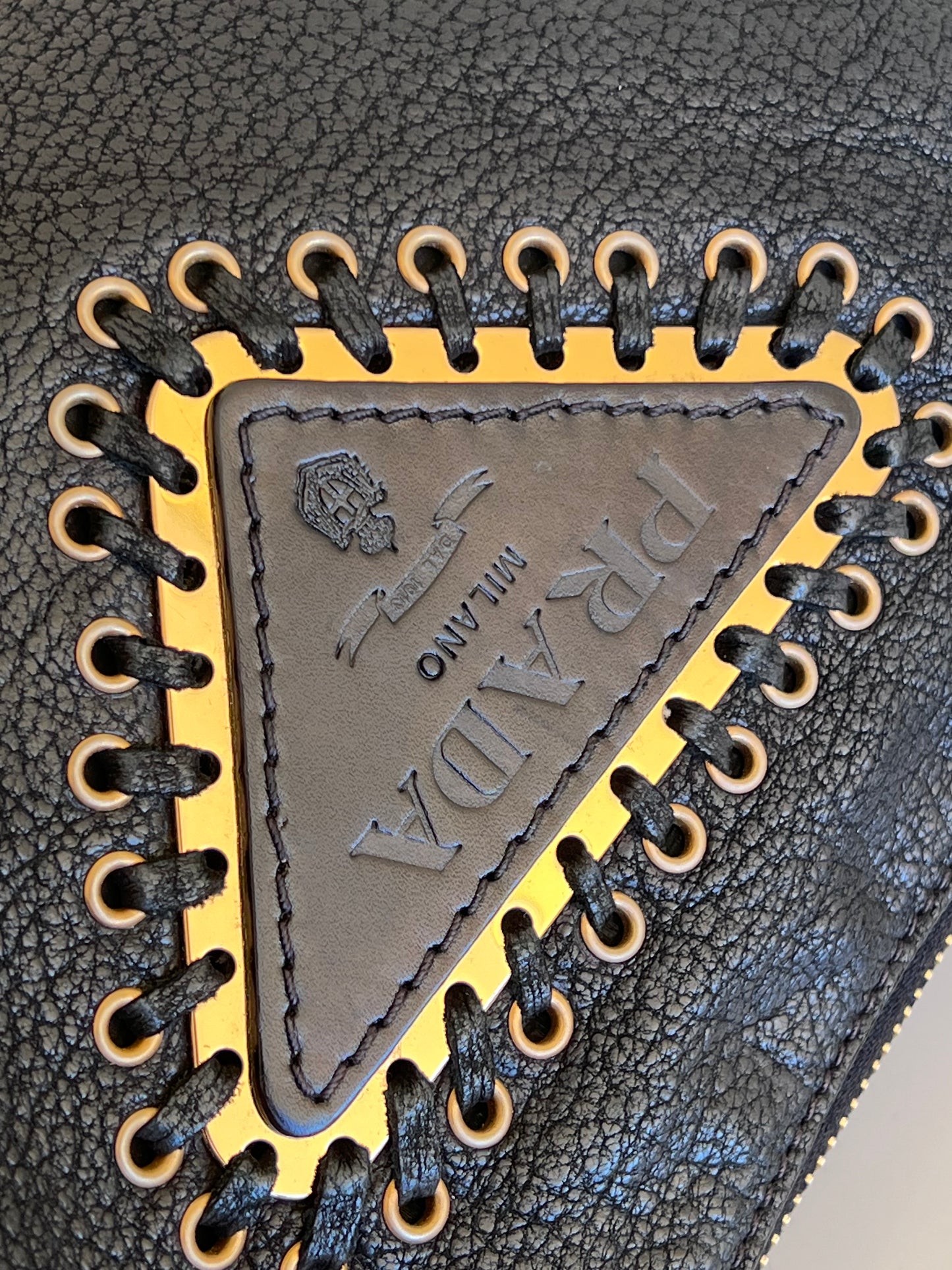 Prada con Tracolla a Catena Intrecciata
