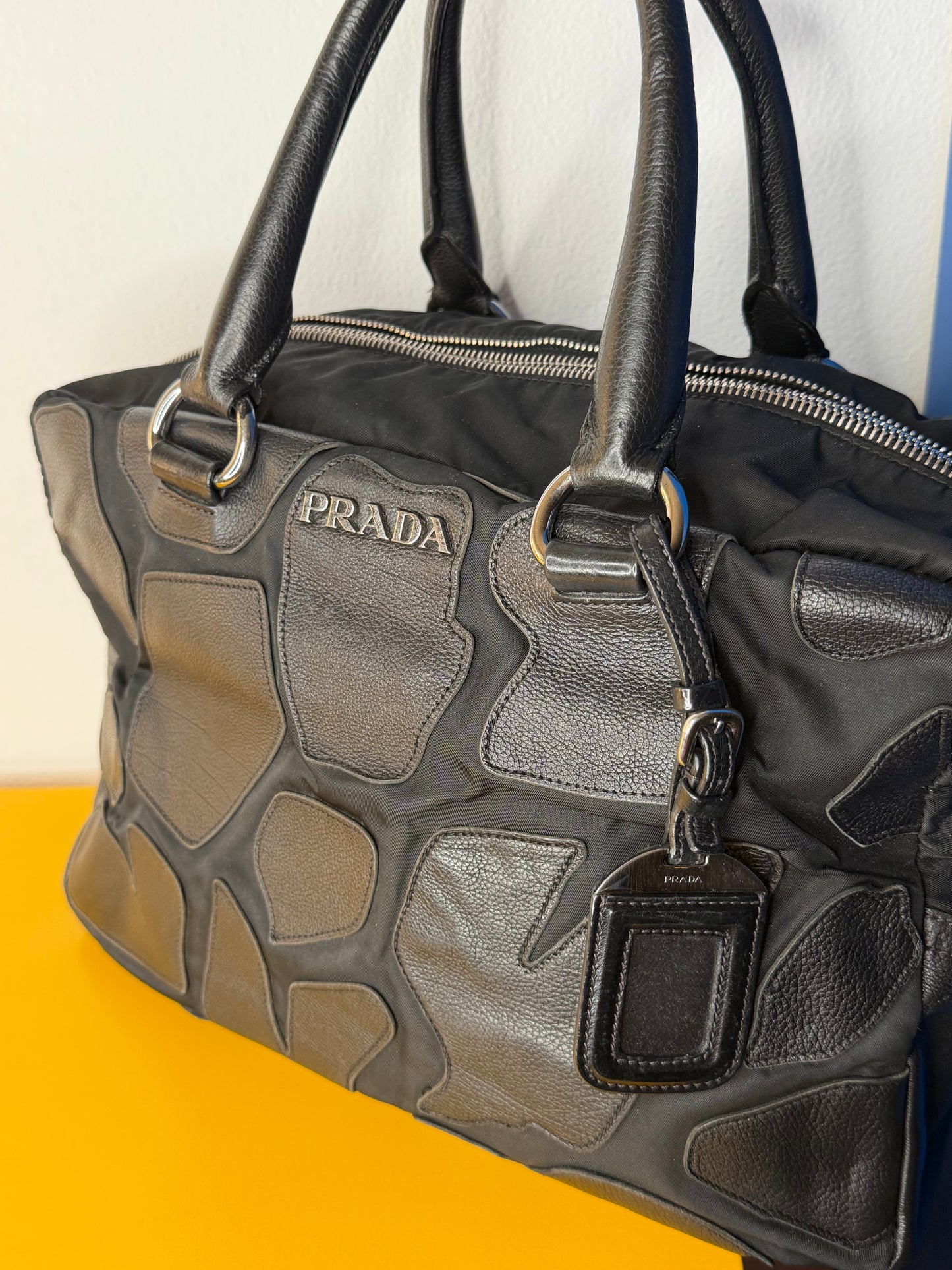 Prada nera Boston