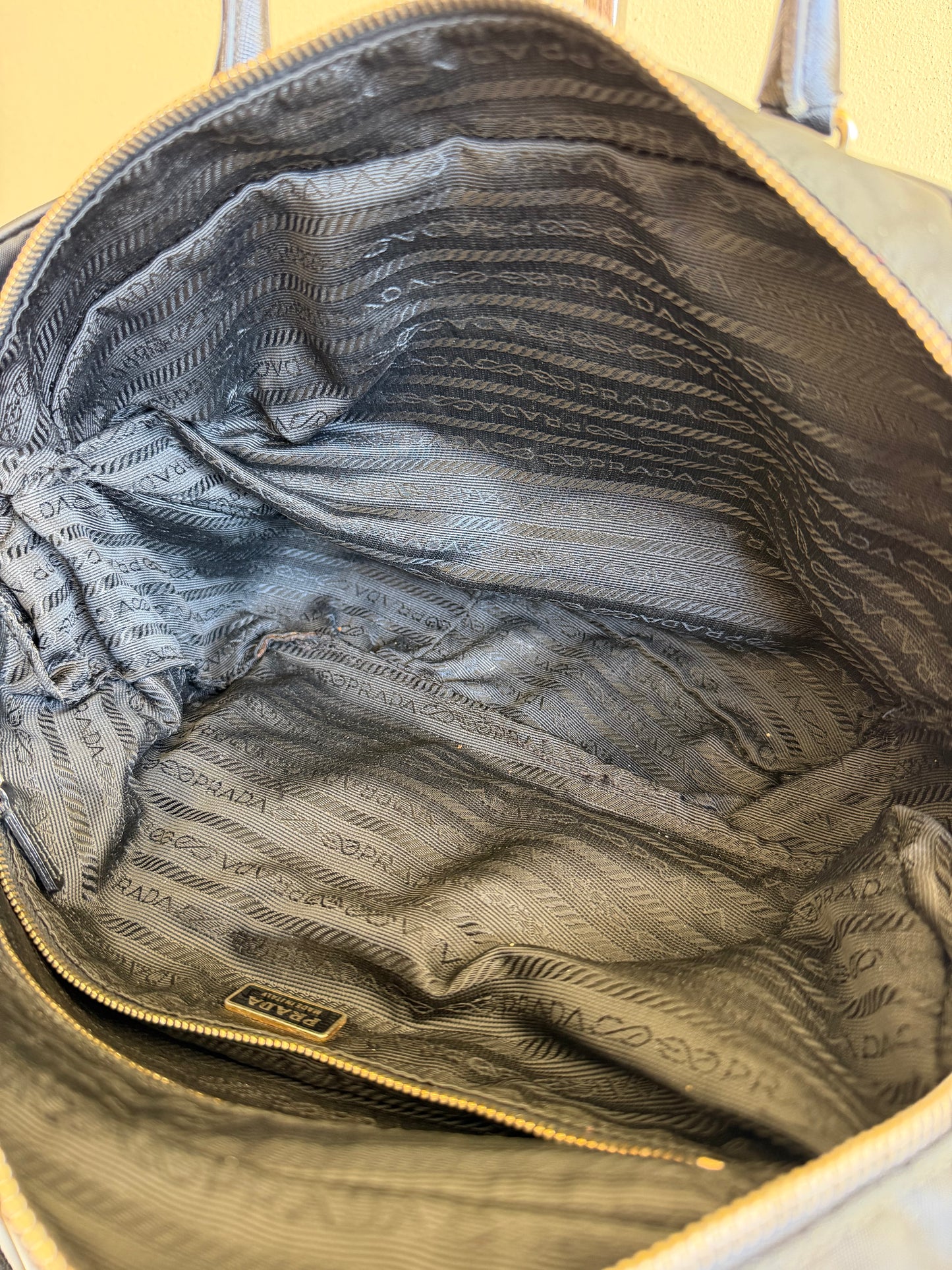 Prada Bauletto in Nylon e Pelle Saffiano
