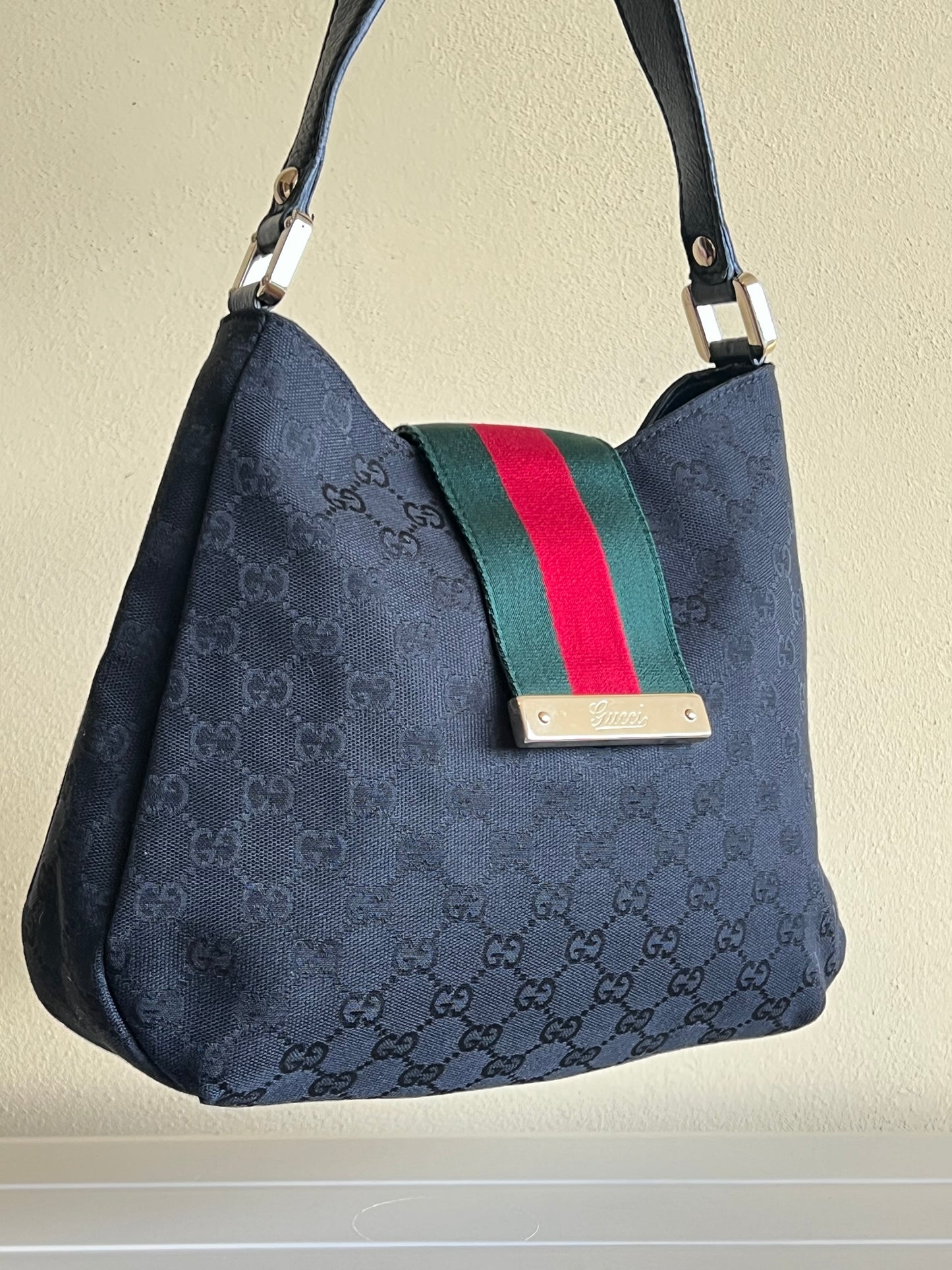 Gucci Hobo magnetic web