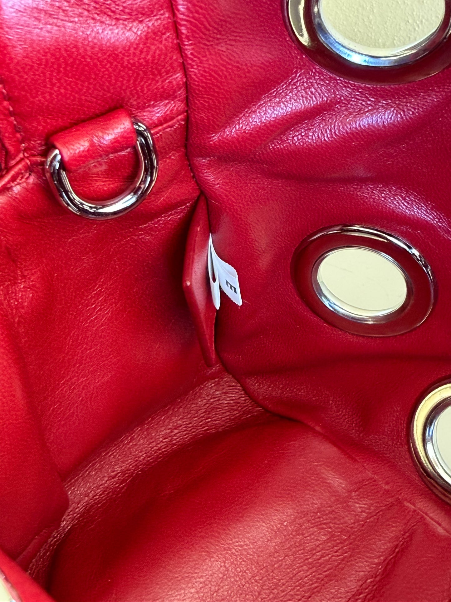 Prada con Catena Grommet