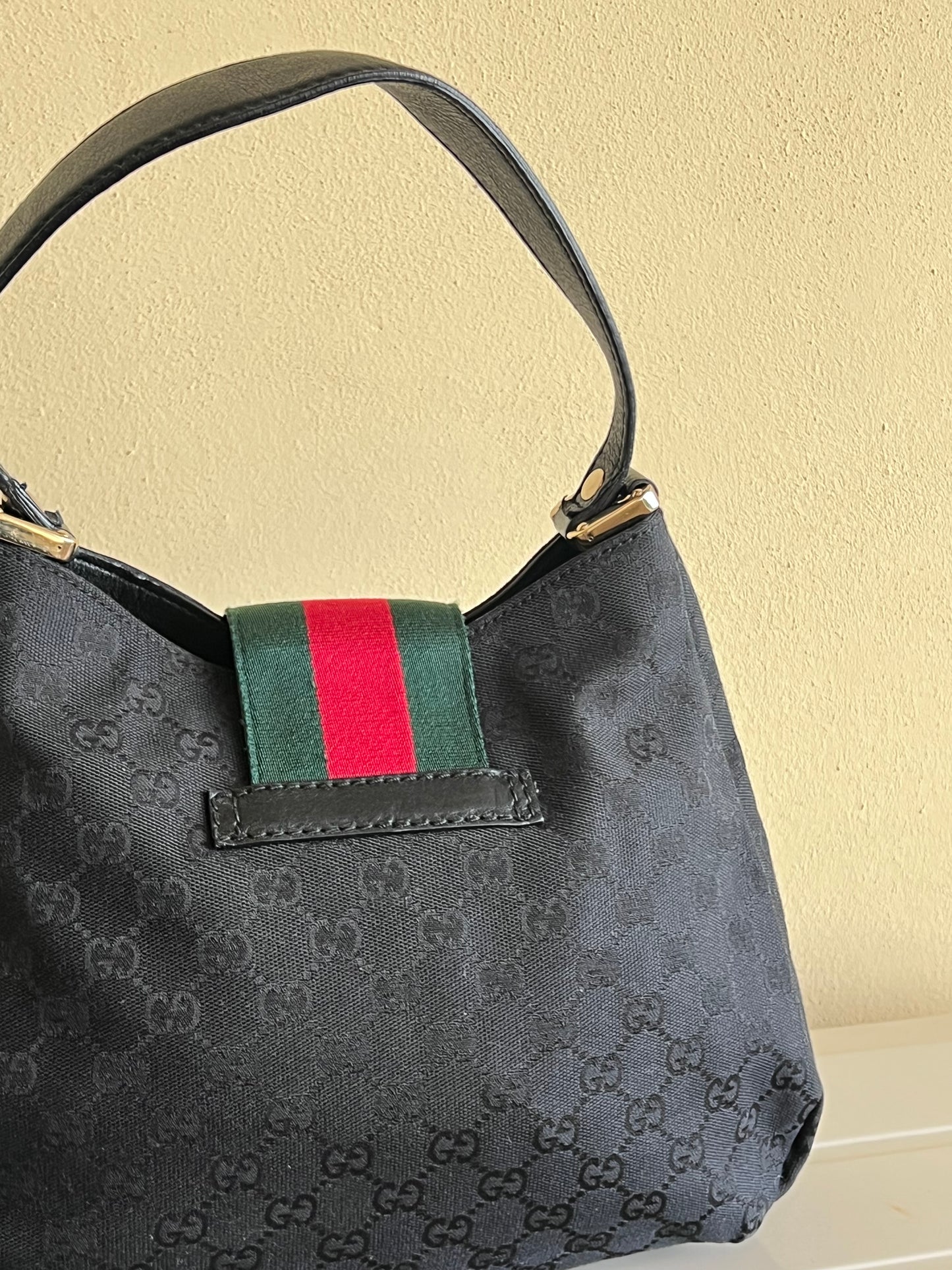 Gucci Hobo magnetic web