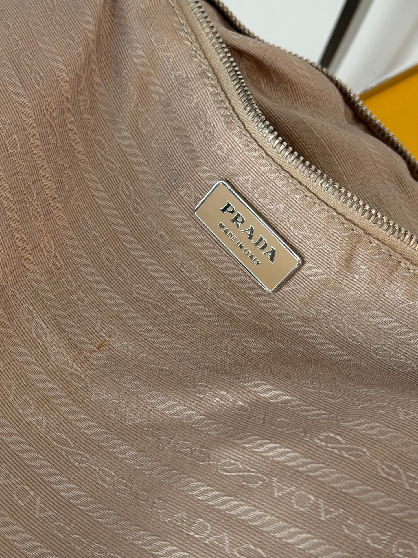 Prada spalla mezzaluna beige