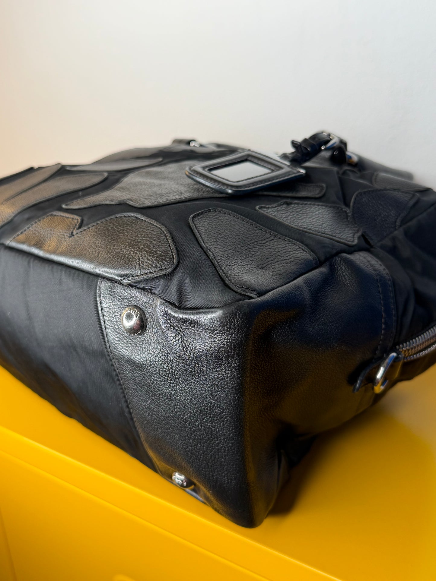 Prada nera Boston