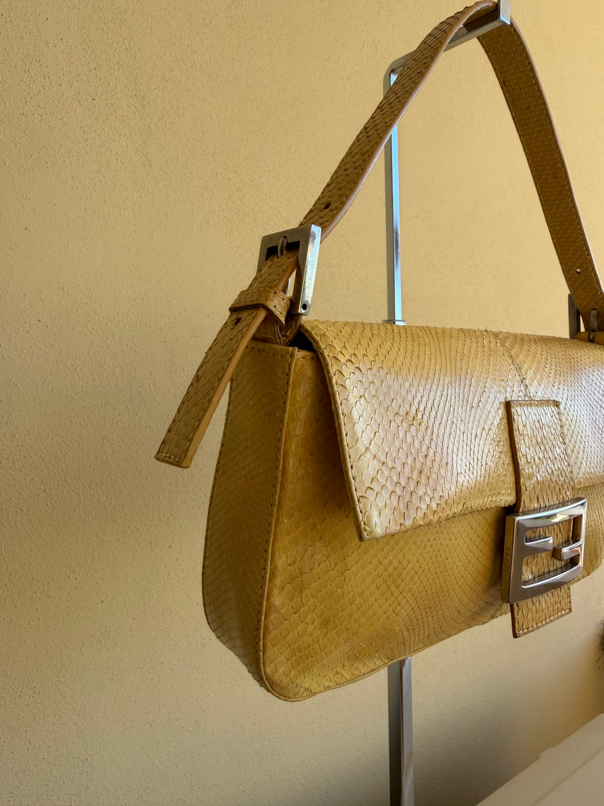 Fendi baguette pelle di pitone gialla