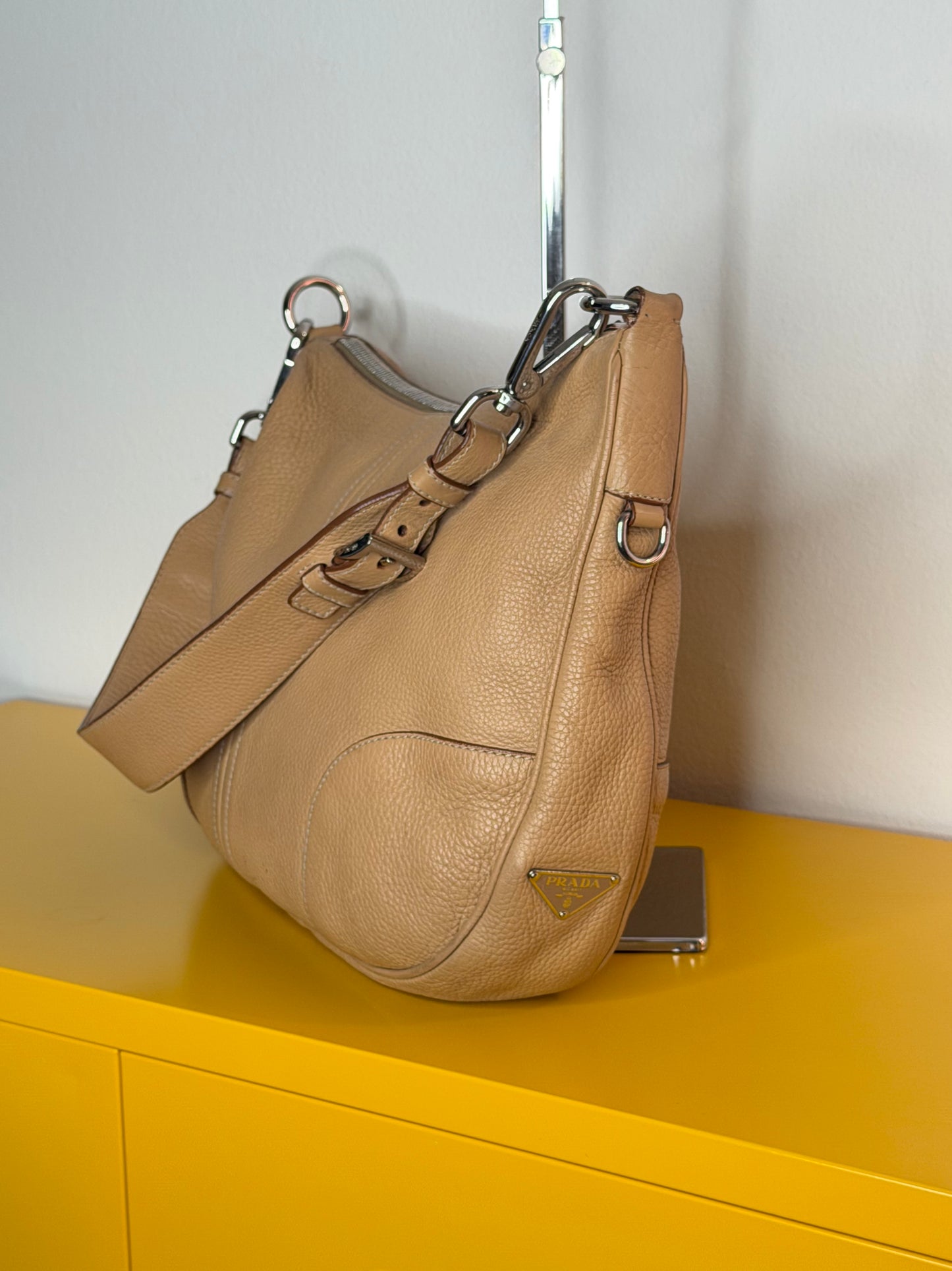 Prada spalla mezzaluna beige