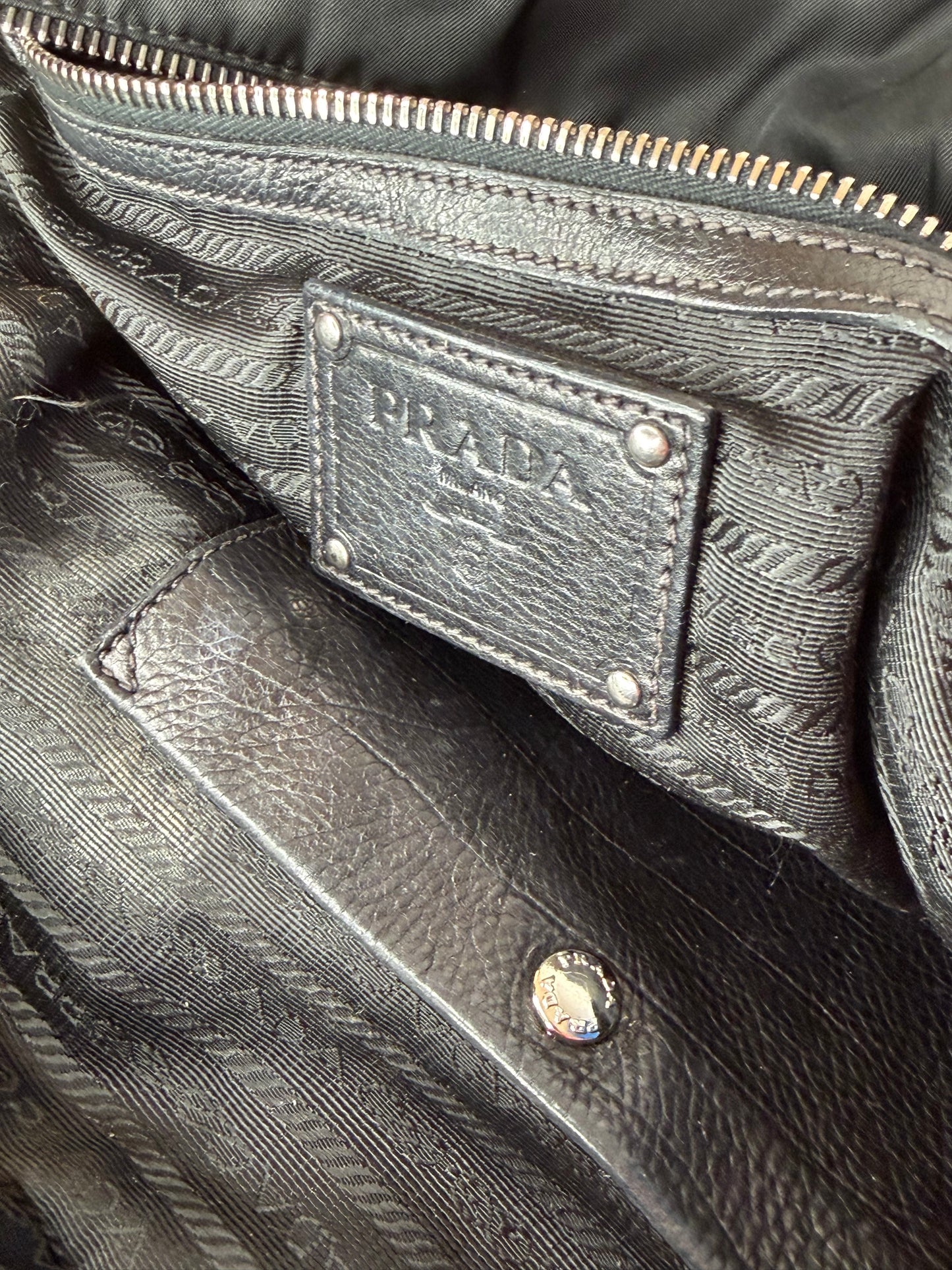 Prada nera Boston