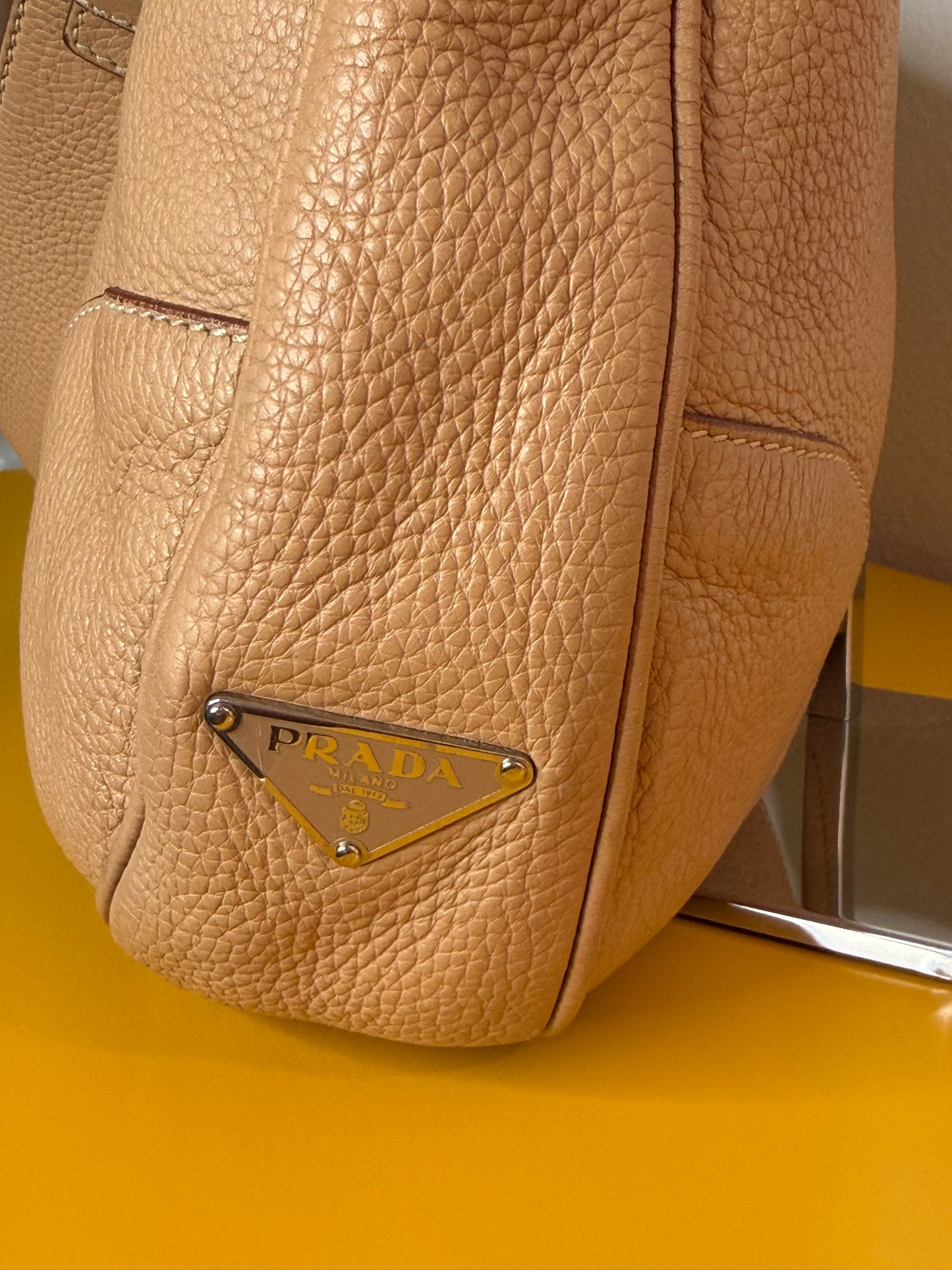 Prada spalla mezzaluna beige
