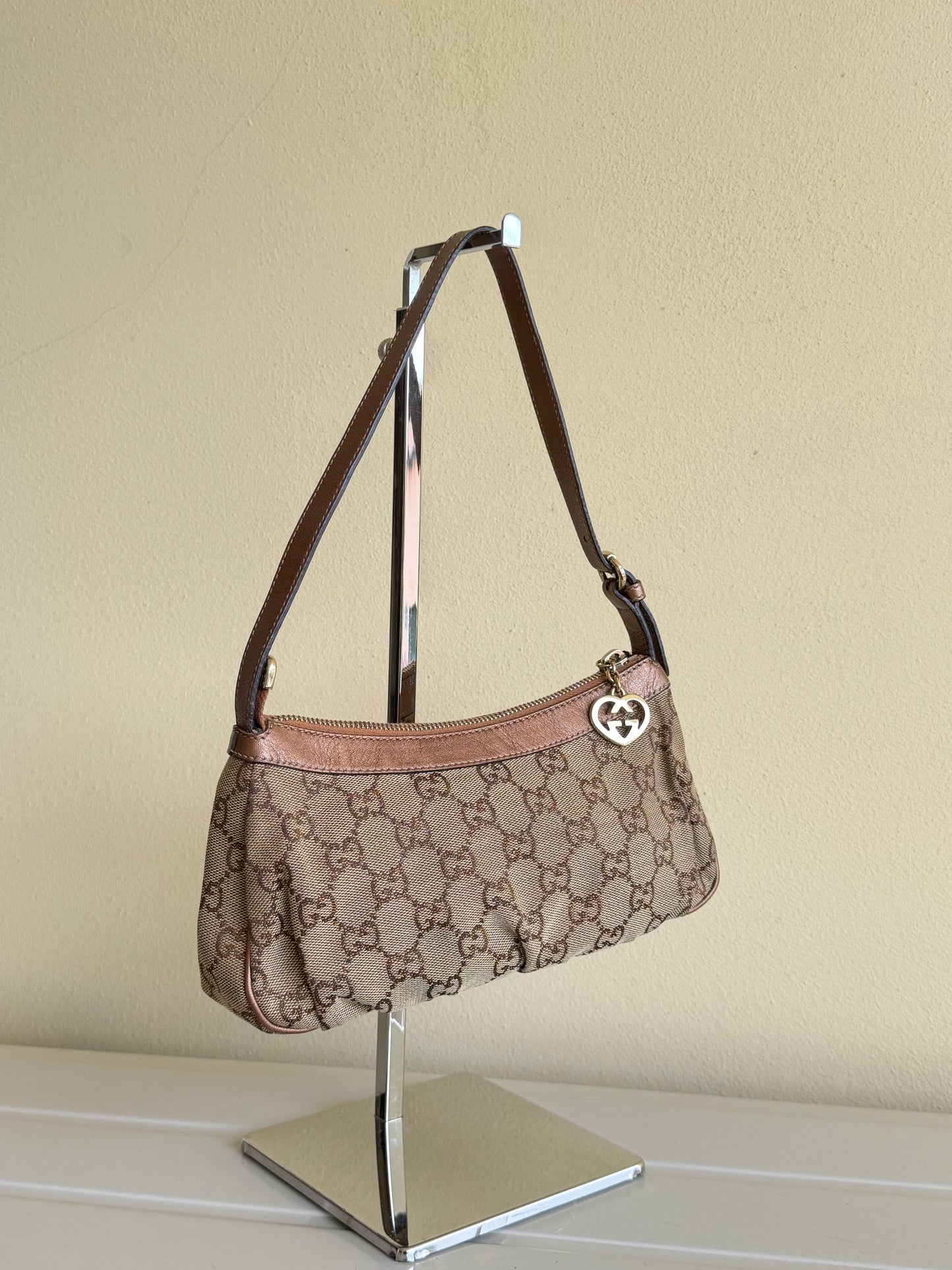 Gucci pochette charmy