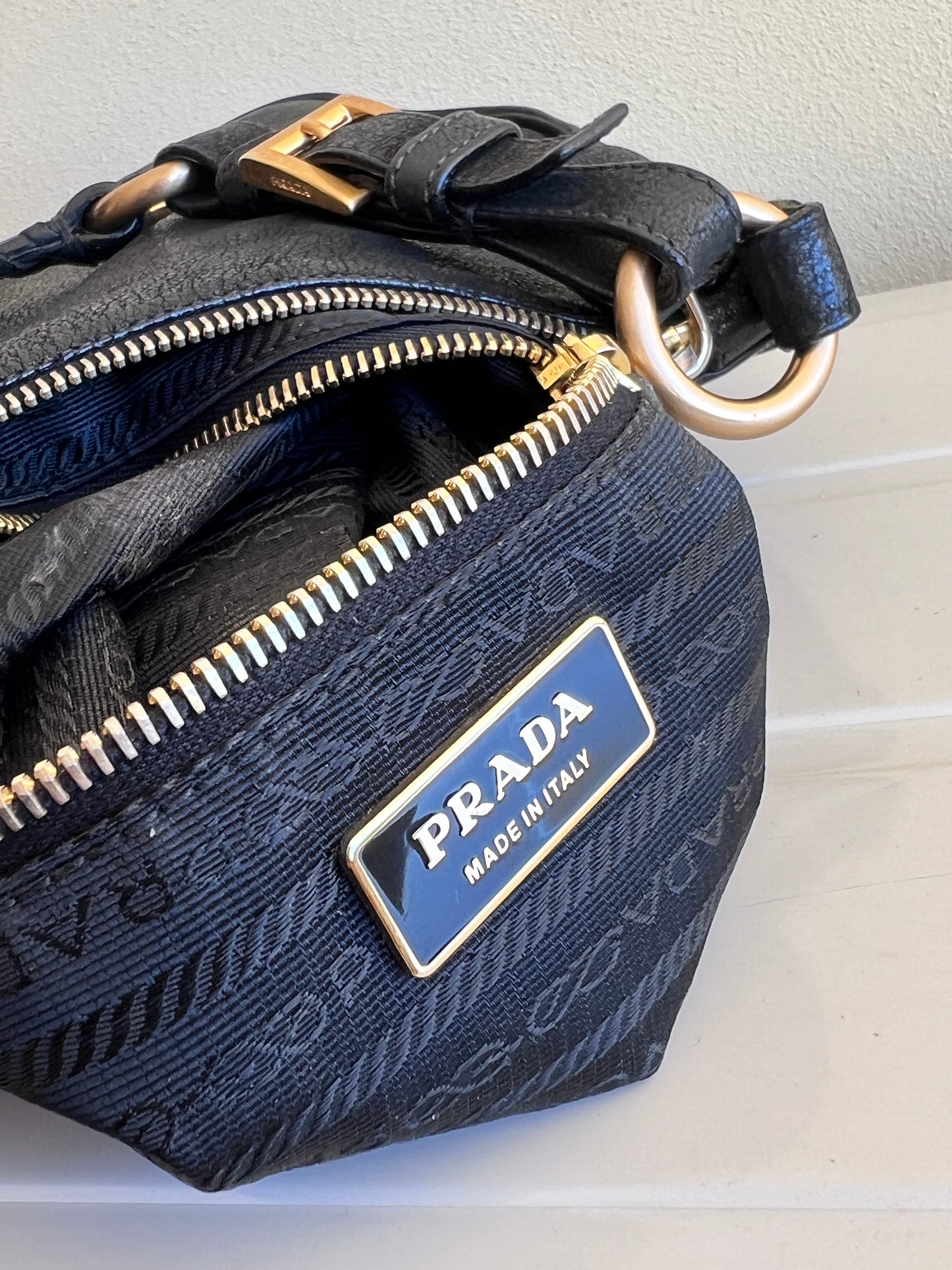 Prada con Tracolla a Catena Intrecciata